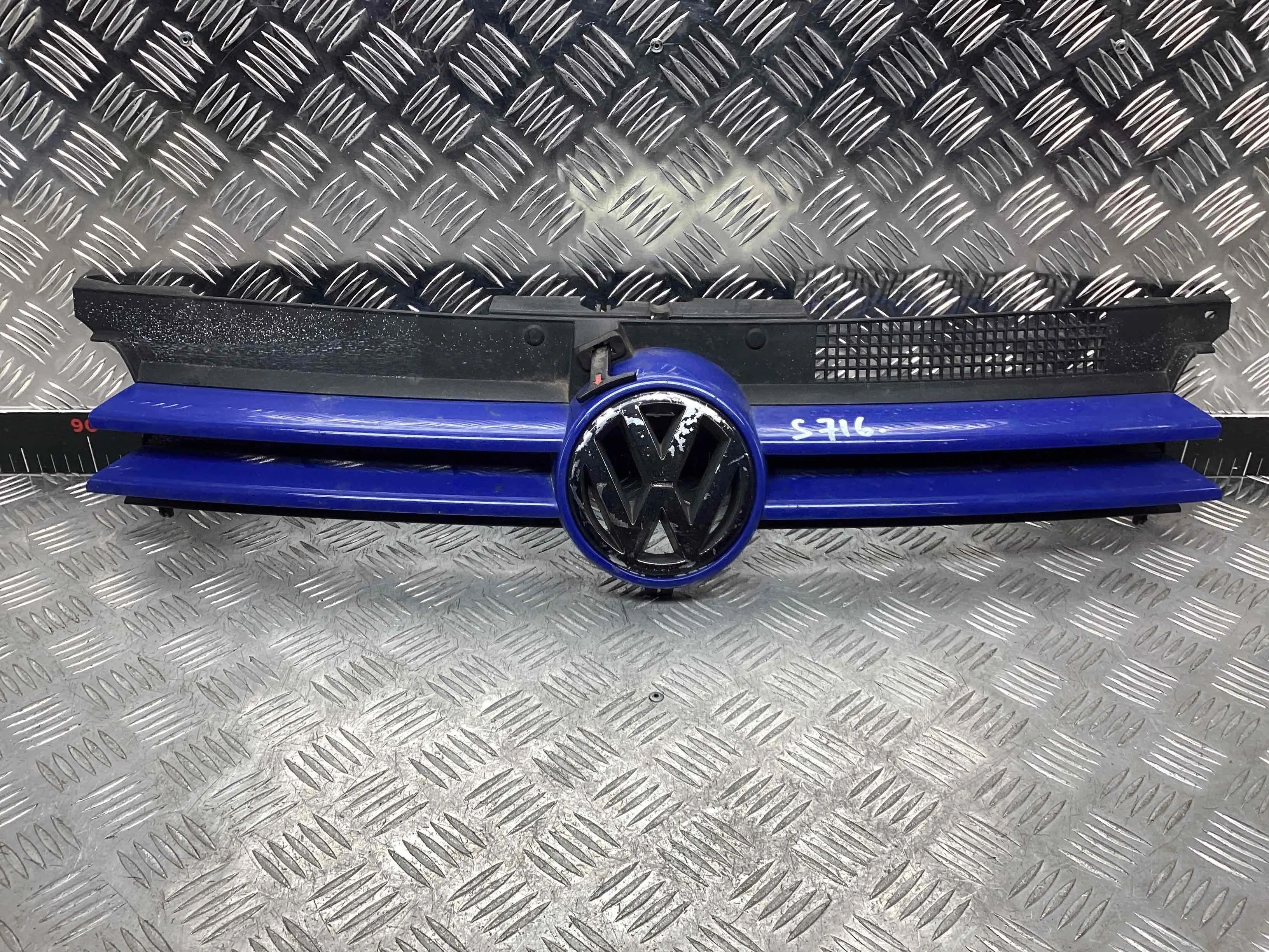 Решетка радиатора Volkswagen Golf Golf IV (1J) 1997-2004 2000 1,6 i Бензин МКПП 5ст. Универсал.