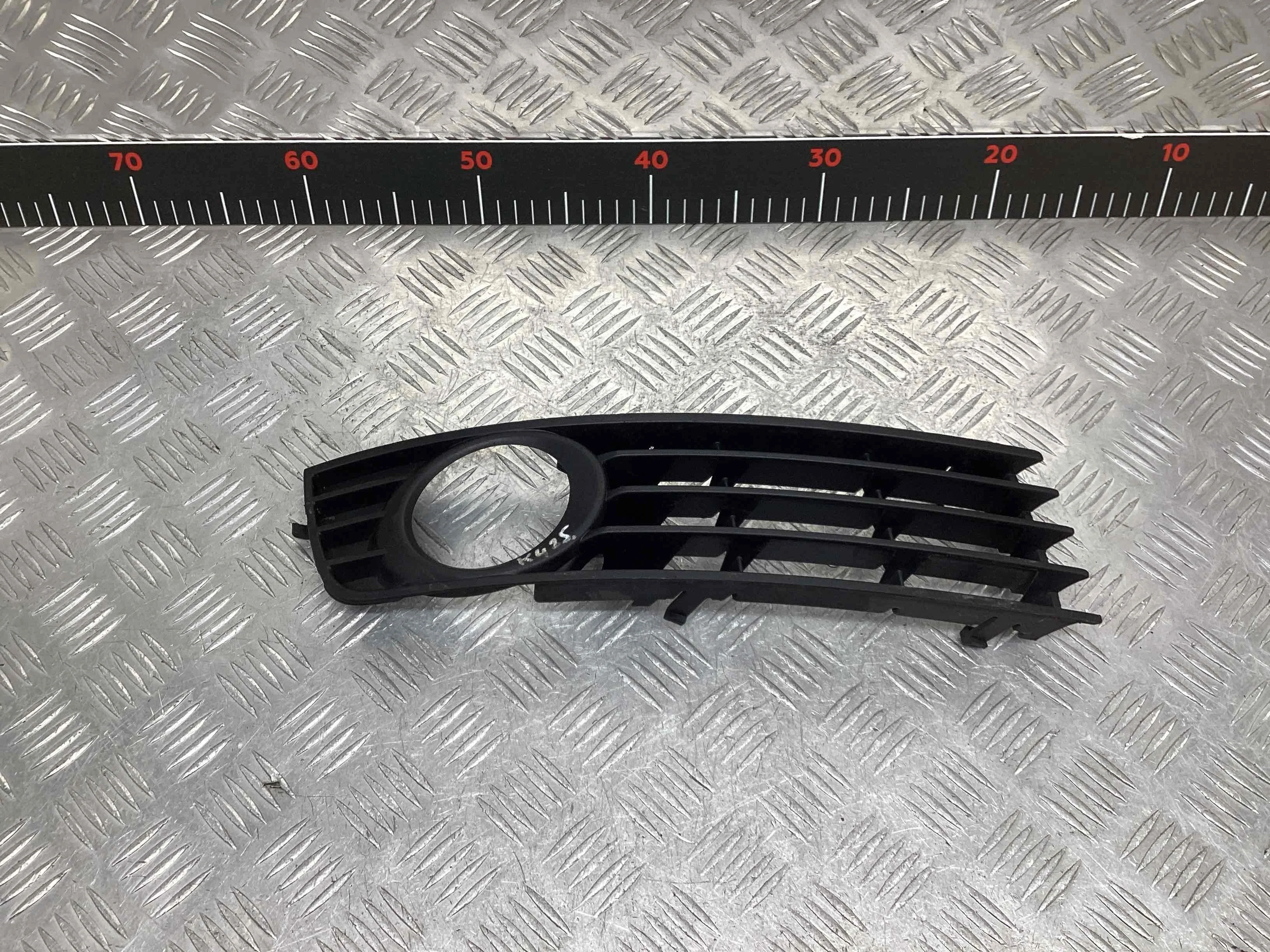Рамка фары противотуманной правой Audi A4 A4 B6 (8EC, 8E5) 2000-2004 2004 2,5 TDi Дизель МКПП 6ст. Универсал.