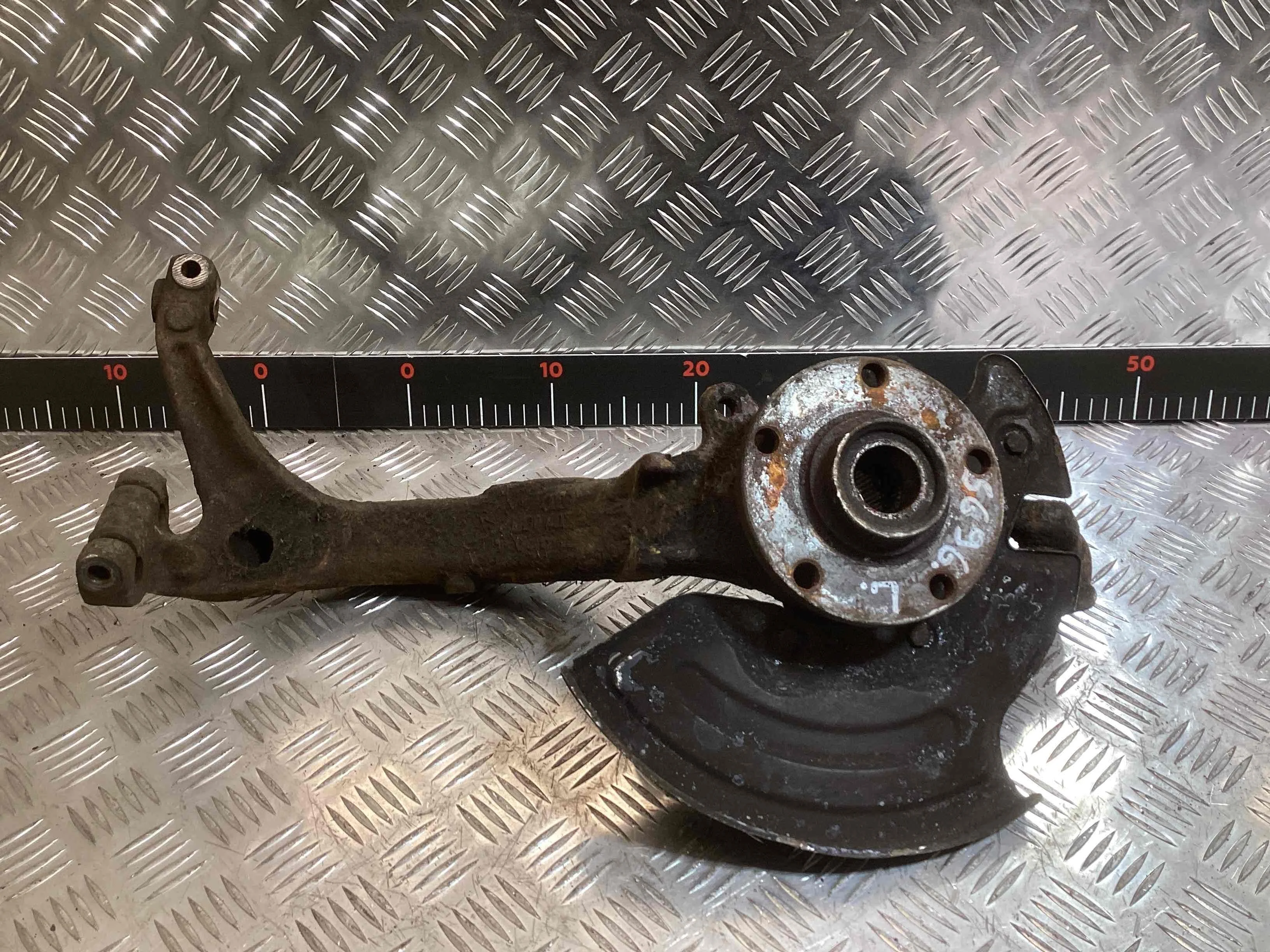 Кулак поворотный левый Audi A6 A6 C5 (4B) 1997-2001 2000 2,5 TDi Дизель АКПП Универсал.