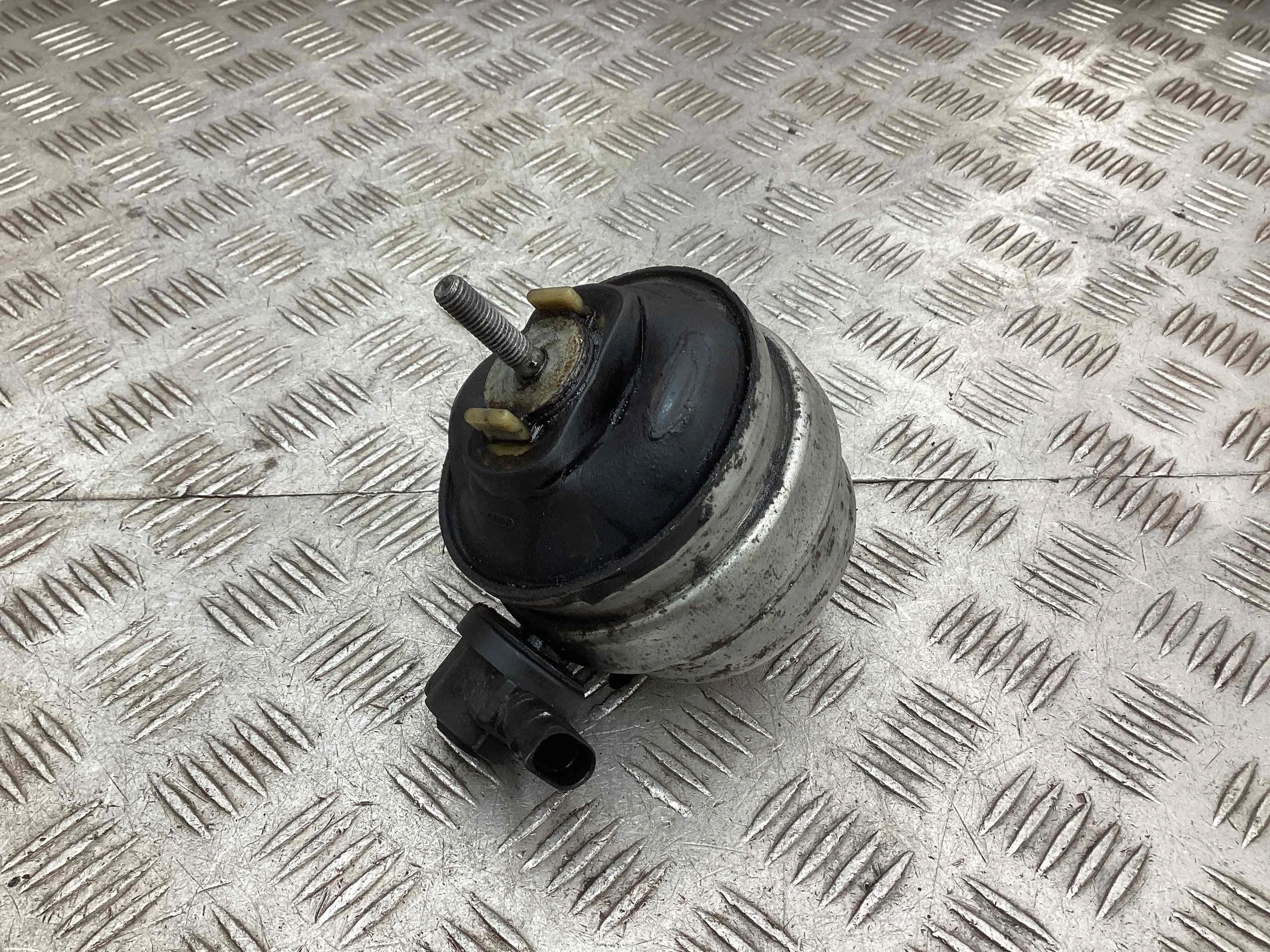 Подушка крепления двигателя Audi A4 A4 B6 (8EC, 8E5) 2000-2004 2004 2,5 TDi Дизель МКПП 6ст. Универсал.
