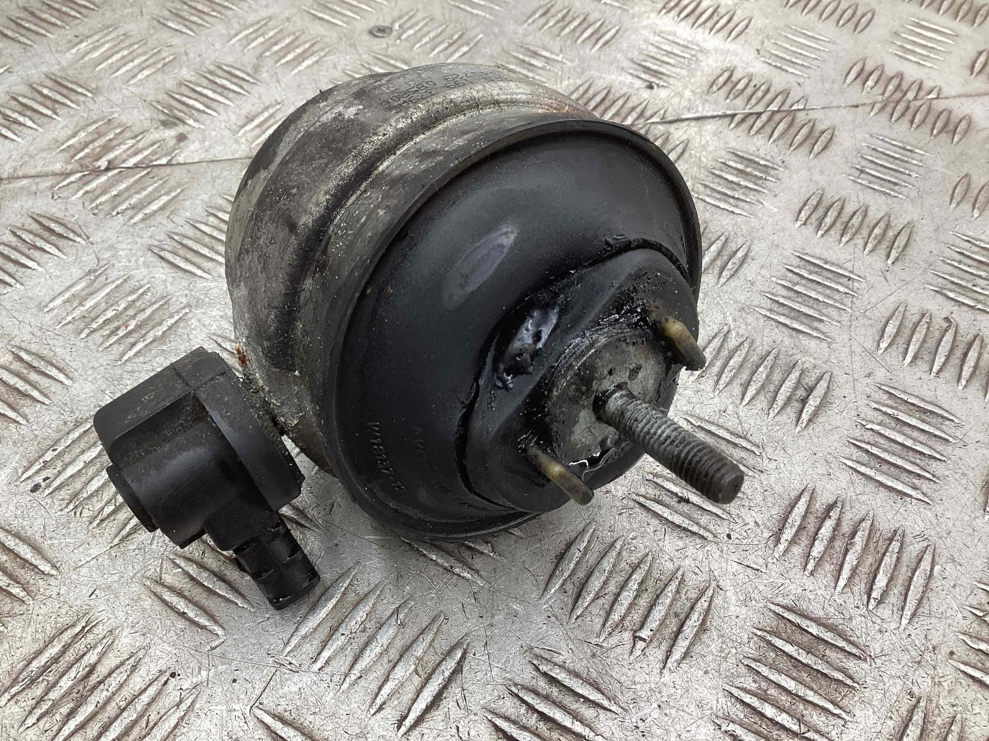 Подушка крепления двигателя Audi A4 A4 B6 (8EC, 8E5) 2000-2004 2004 2,5 TDi Дизель МКПП 6ст. Универсал.