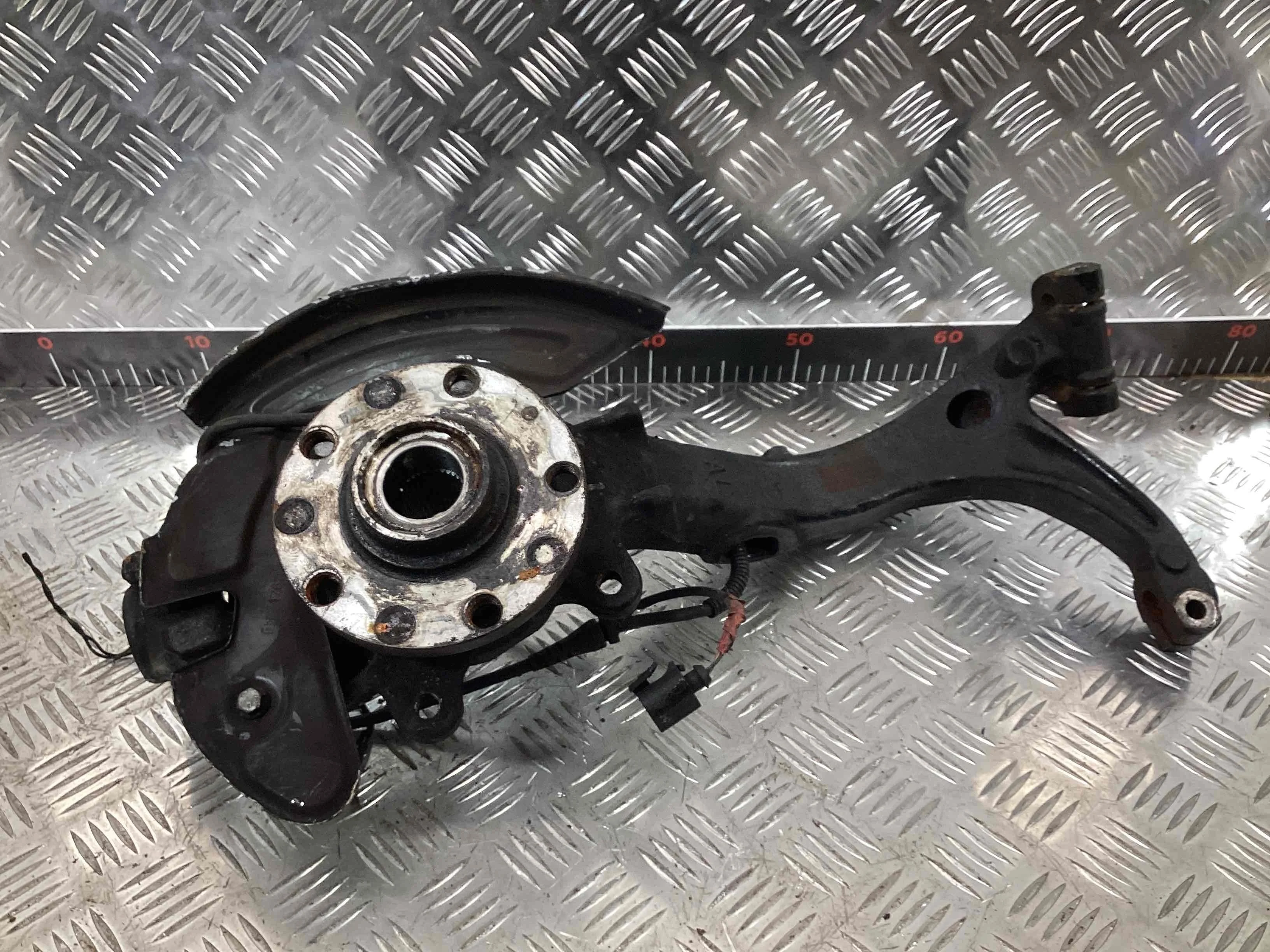 Кулак поворотный левый Audi A6 A6 C5 (4B) 1997-2001 1998 2,4 i Бензин АКПП Седан.