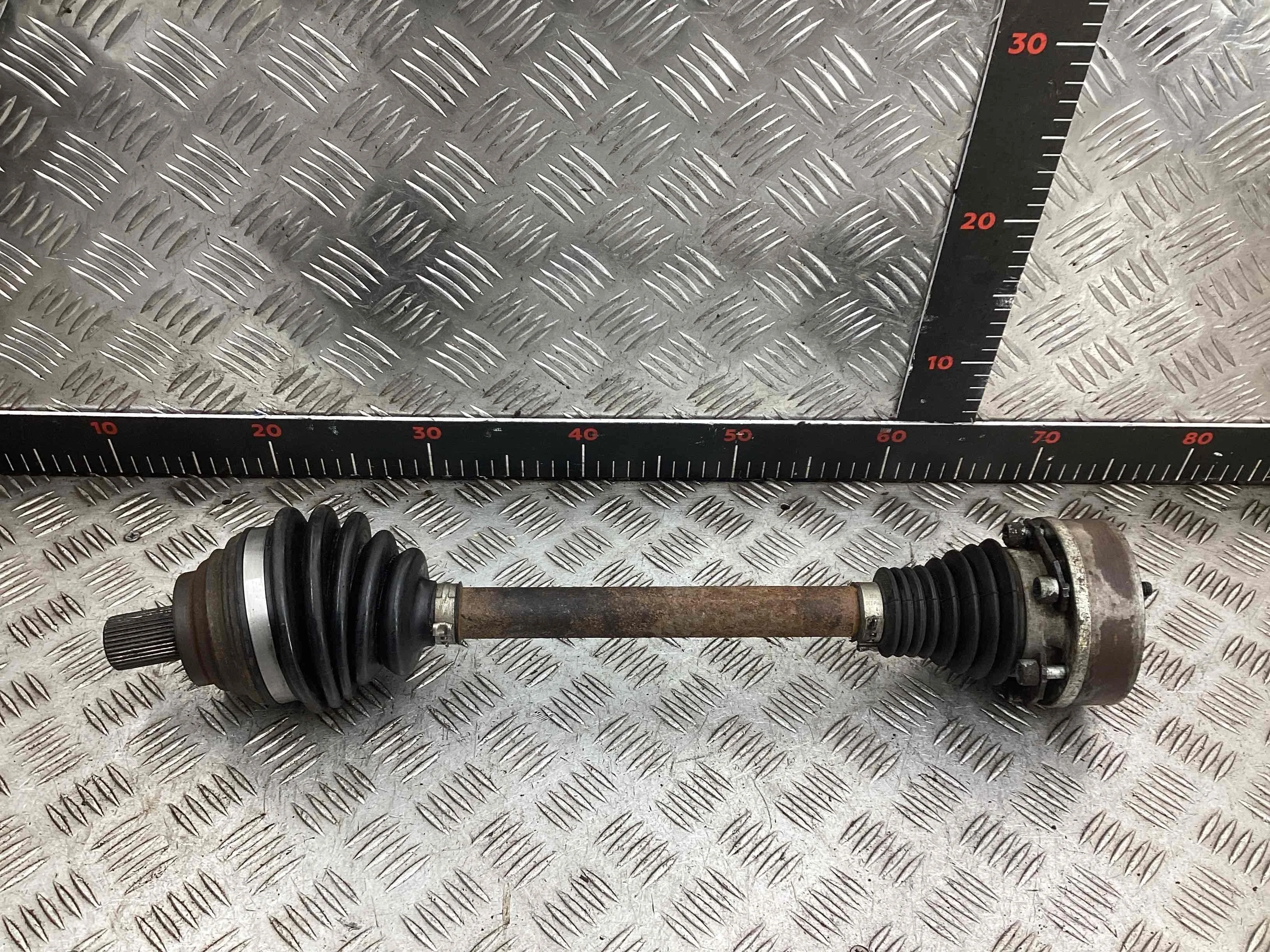 Полуось передняя левая (приводной вал, ШРУС) Volkswagen Passat Passat B6 (3C) 2005-2010 2006 2,0 FSi Бензин МКПП 6ст. Седан.