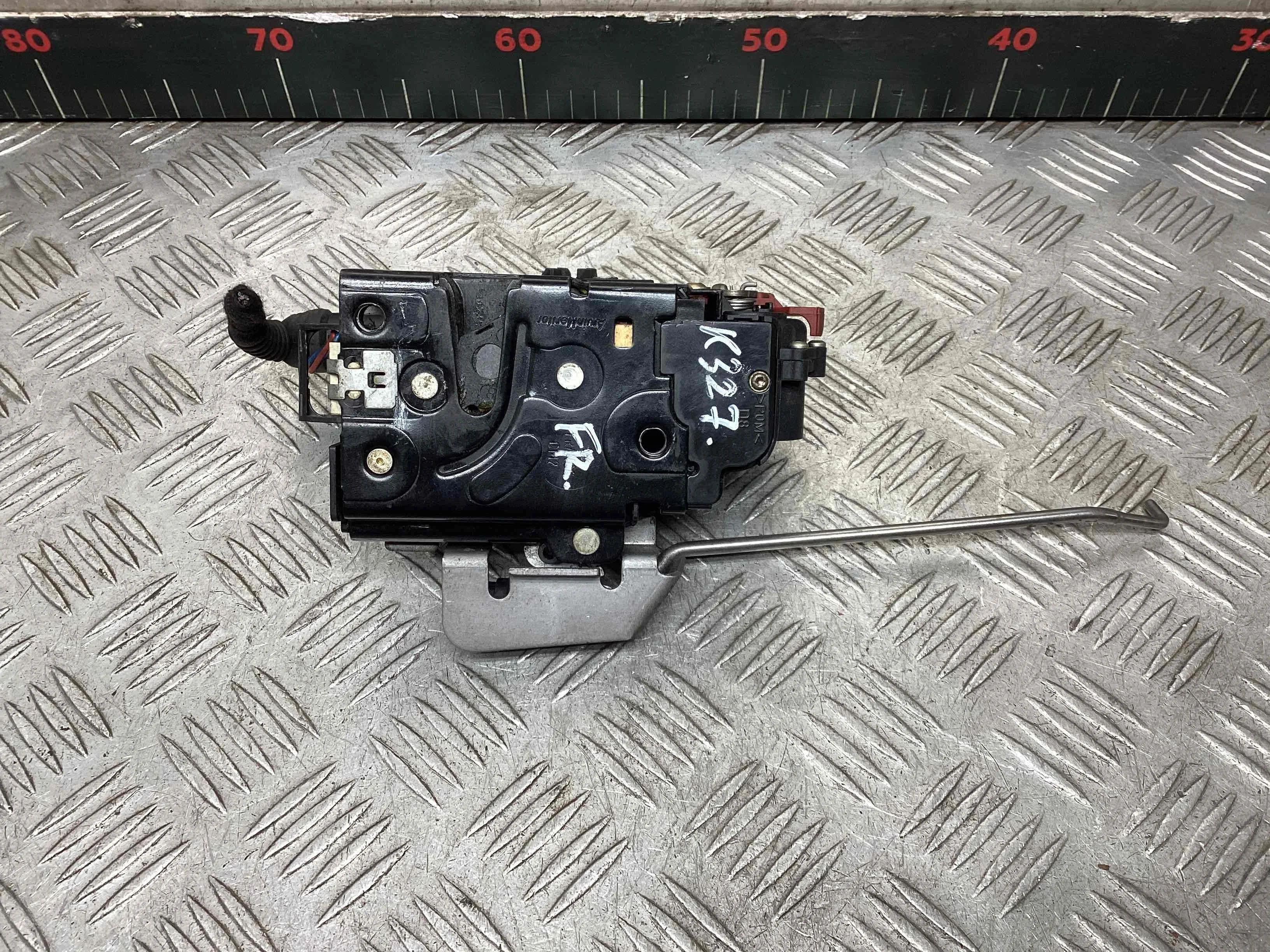 Замок двери передней правой Audi A4 A4 B6 (8EC, 8E5) 2000-2004 2004 2,5 TDi Дизель АКПП Универсал.
