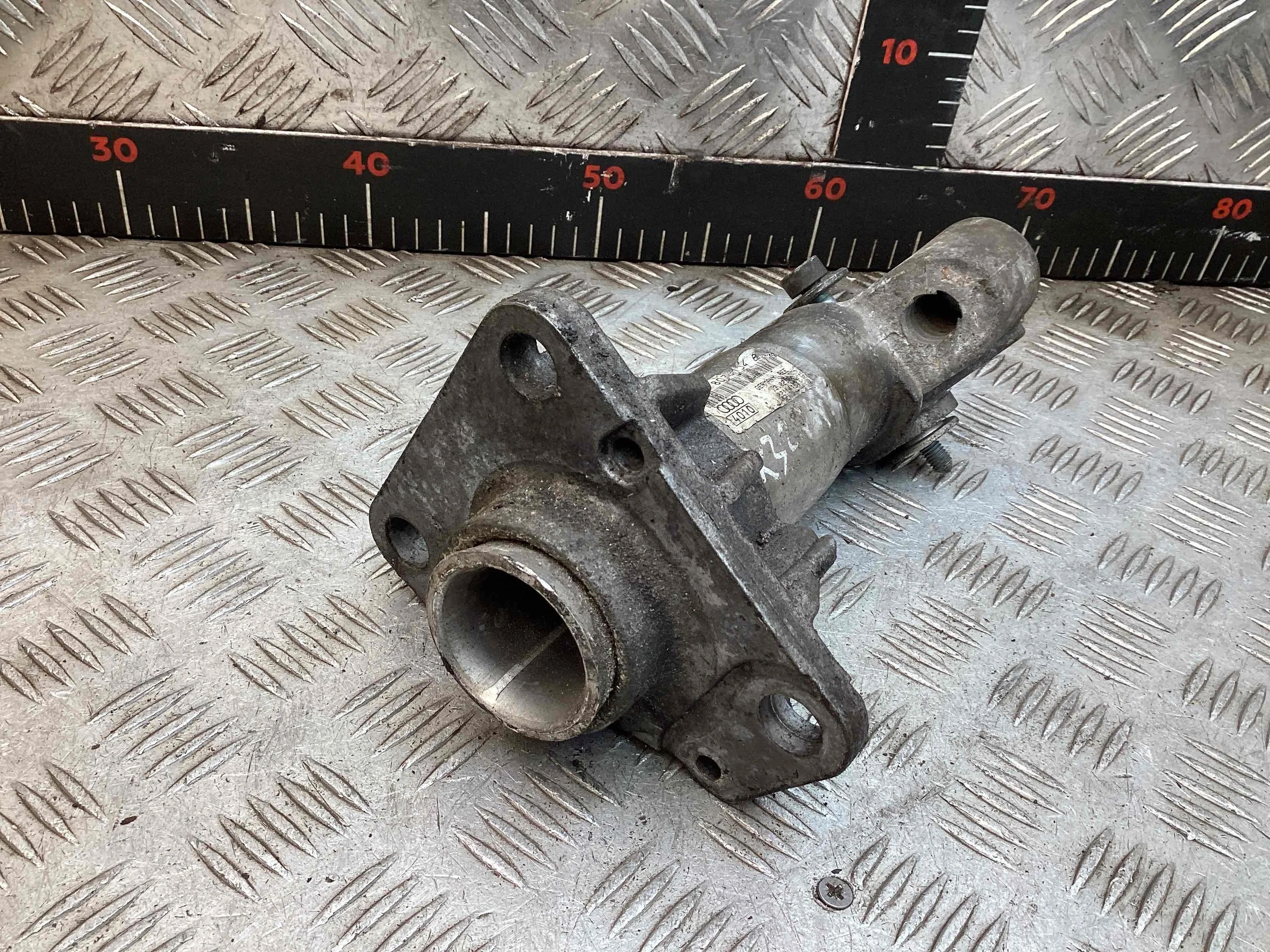 Кронштейн крепления бампера переднего Audi A4 A4 B6 (8EC, 8E5) 2000-2004 2004 2,5 TDi Дизель АКПП Универсал.