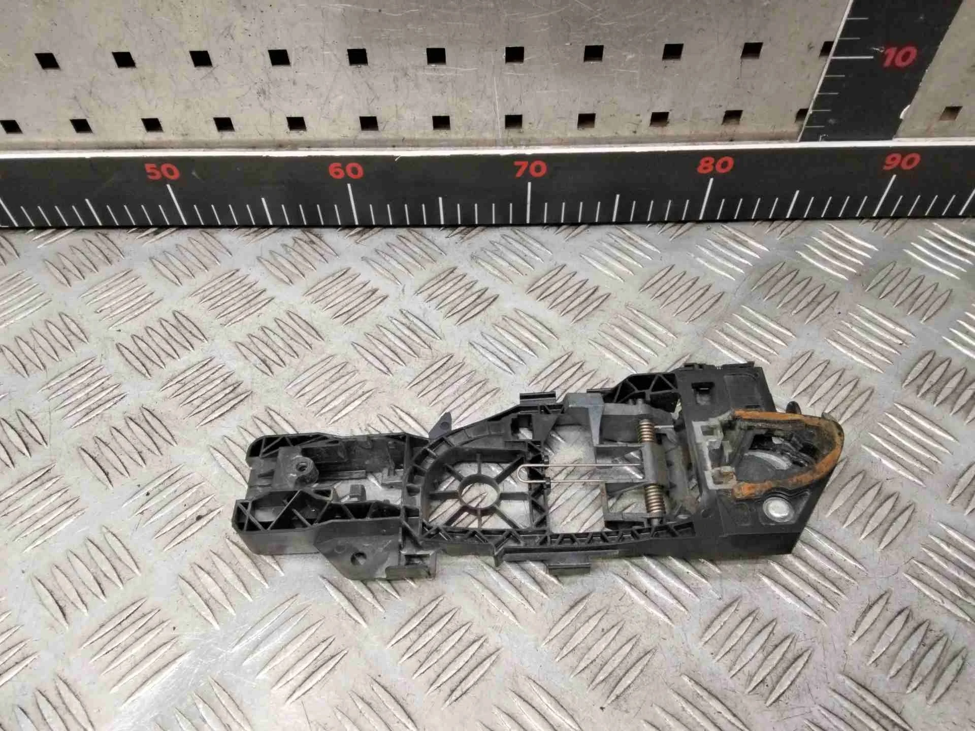 Скелет ручки наружной передней левой Volkswagen Passat Passat B6 (3C) 2005-2010 2005 2,0 TDi Дизель МКПП 6ст. Универсал.