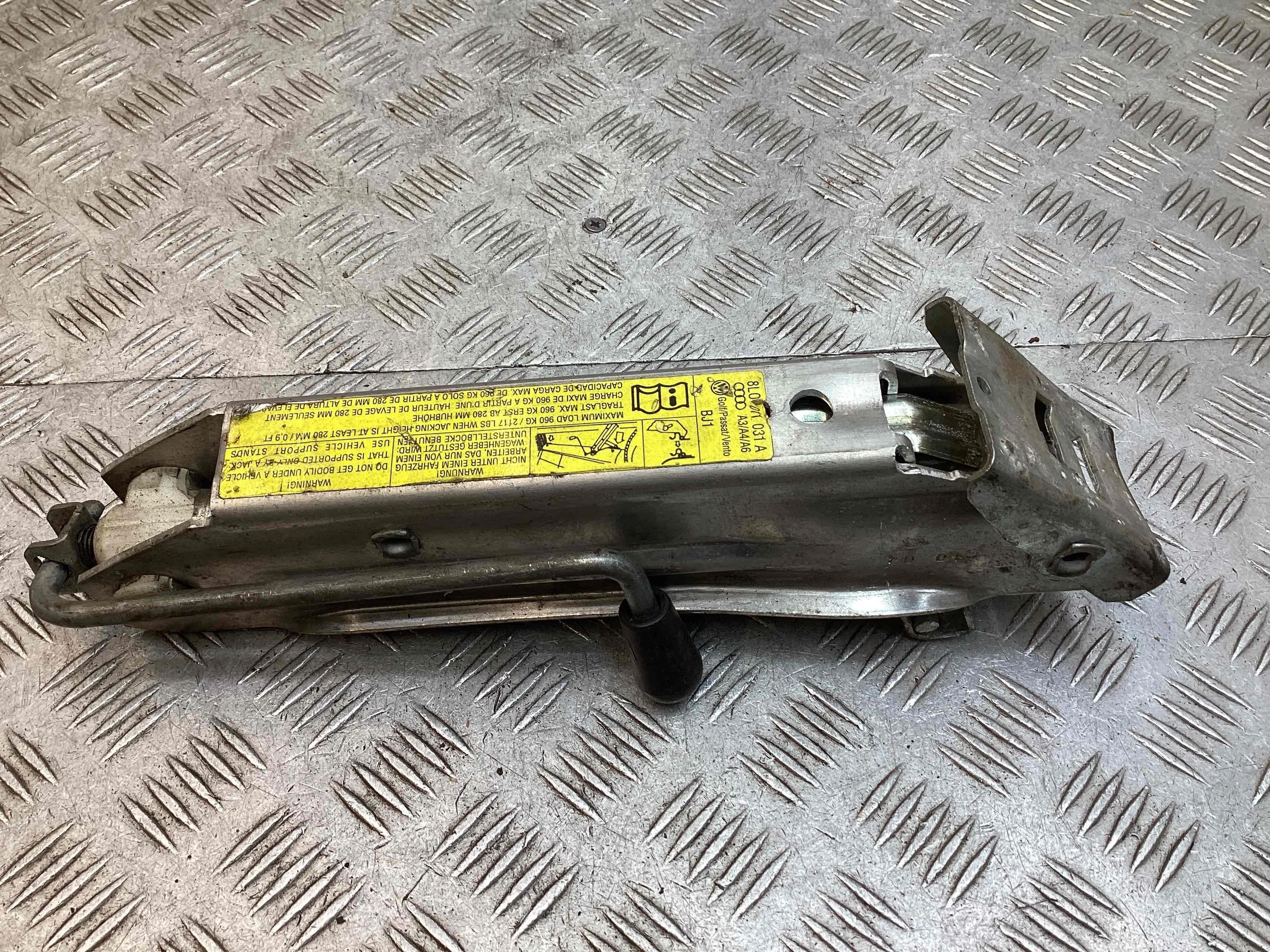 Домкрат Volkswagen Passat Passat B5+ (3B) 2000-2005 рестайлинг 2002 1,9 TDi Дизель МКПП Универсал.