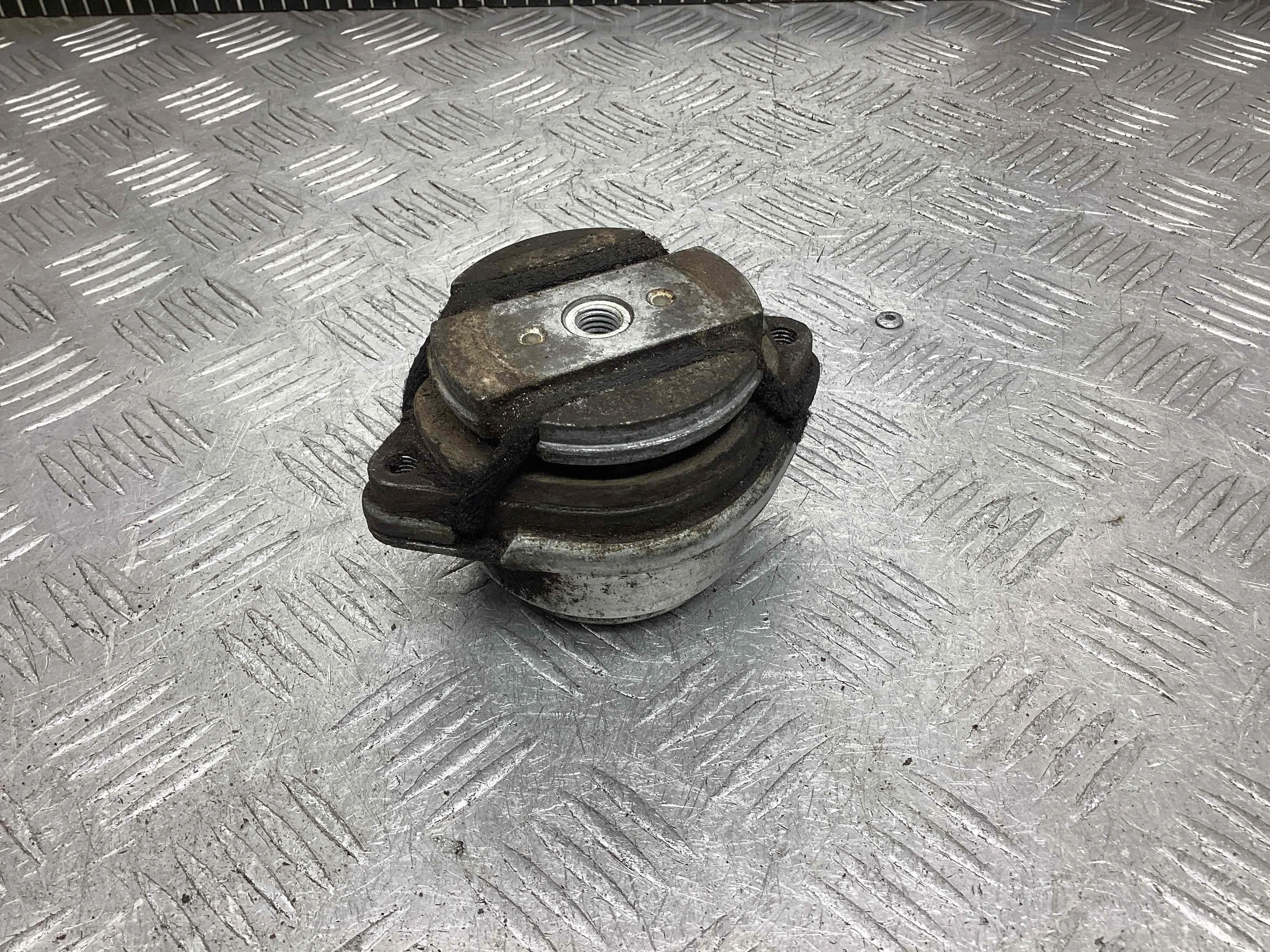 Подушка крепления КПП Audi A6 A6 C5 (4B) 2001-2004 рестайлинг 2003 2,4 i Бензин Вариатор Седан.