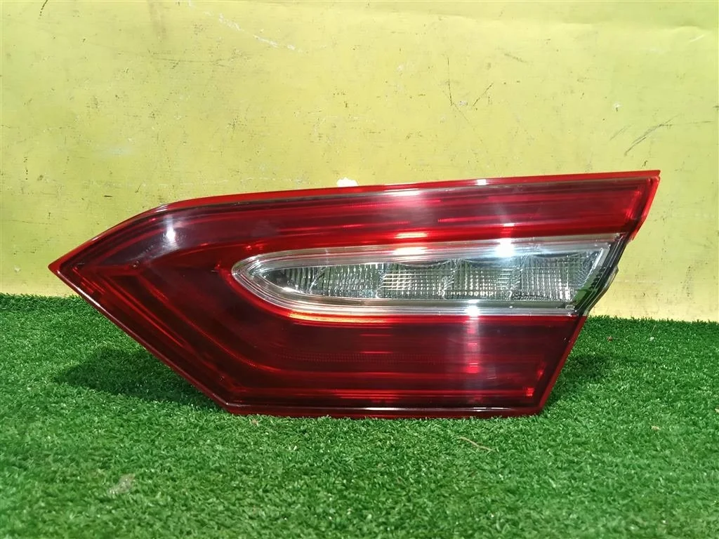 Фонарь задний внутренний правый Toyota Camry V70