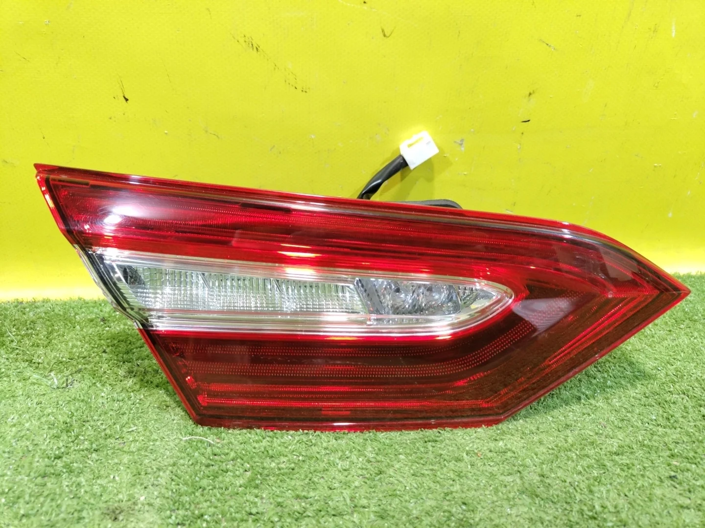 Фонарь задний внутренний левый Toyota Camry V70 2
