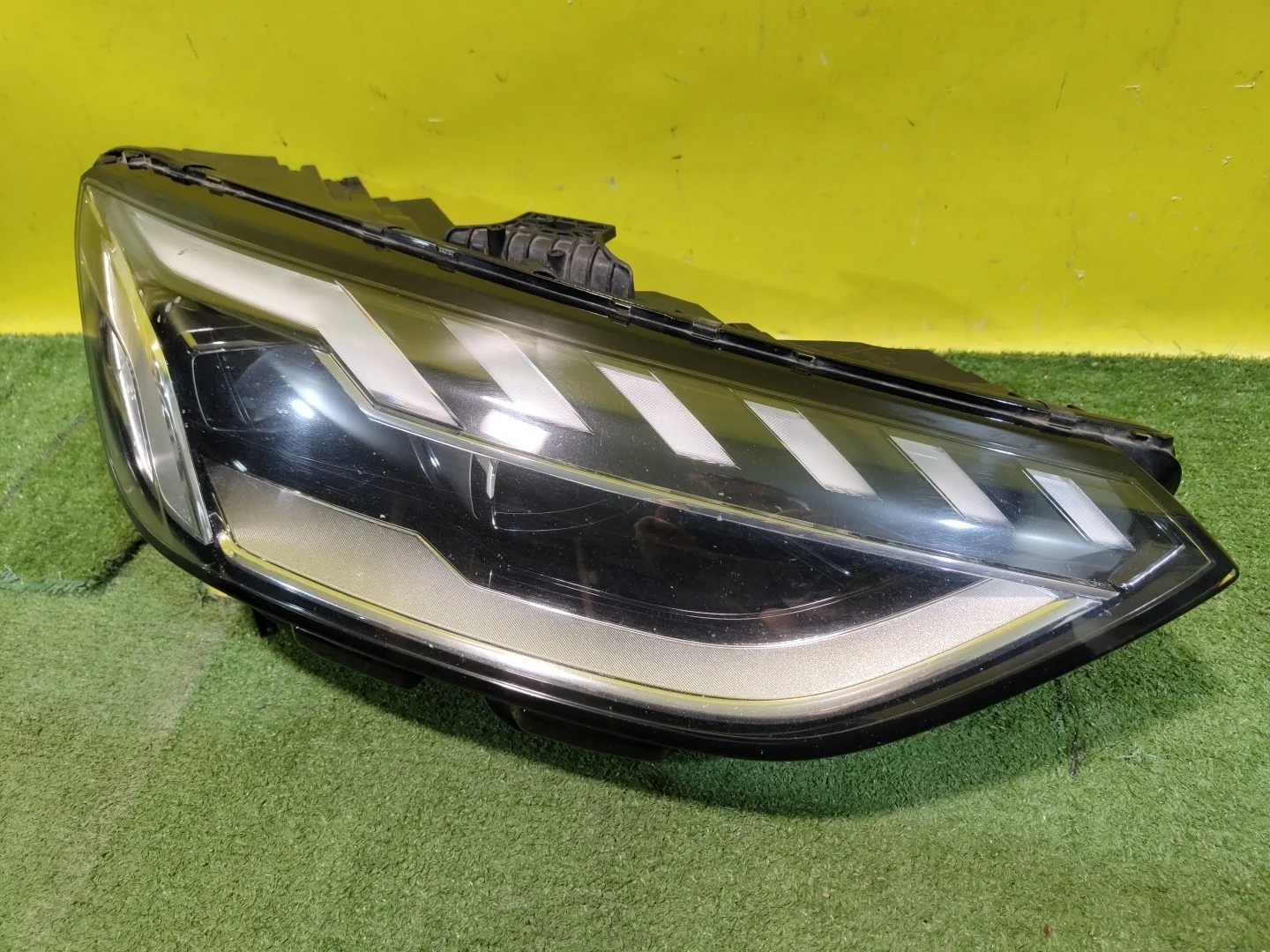 Фара правая LED Audi A4 (B9) 2020