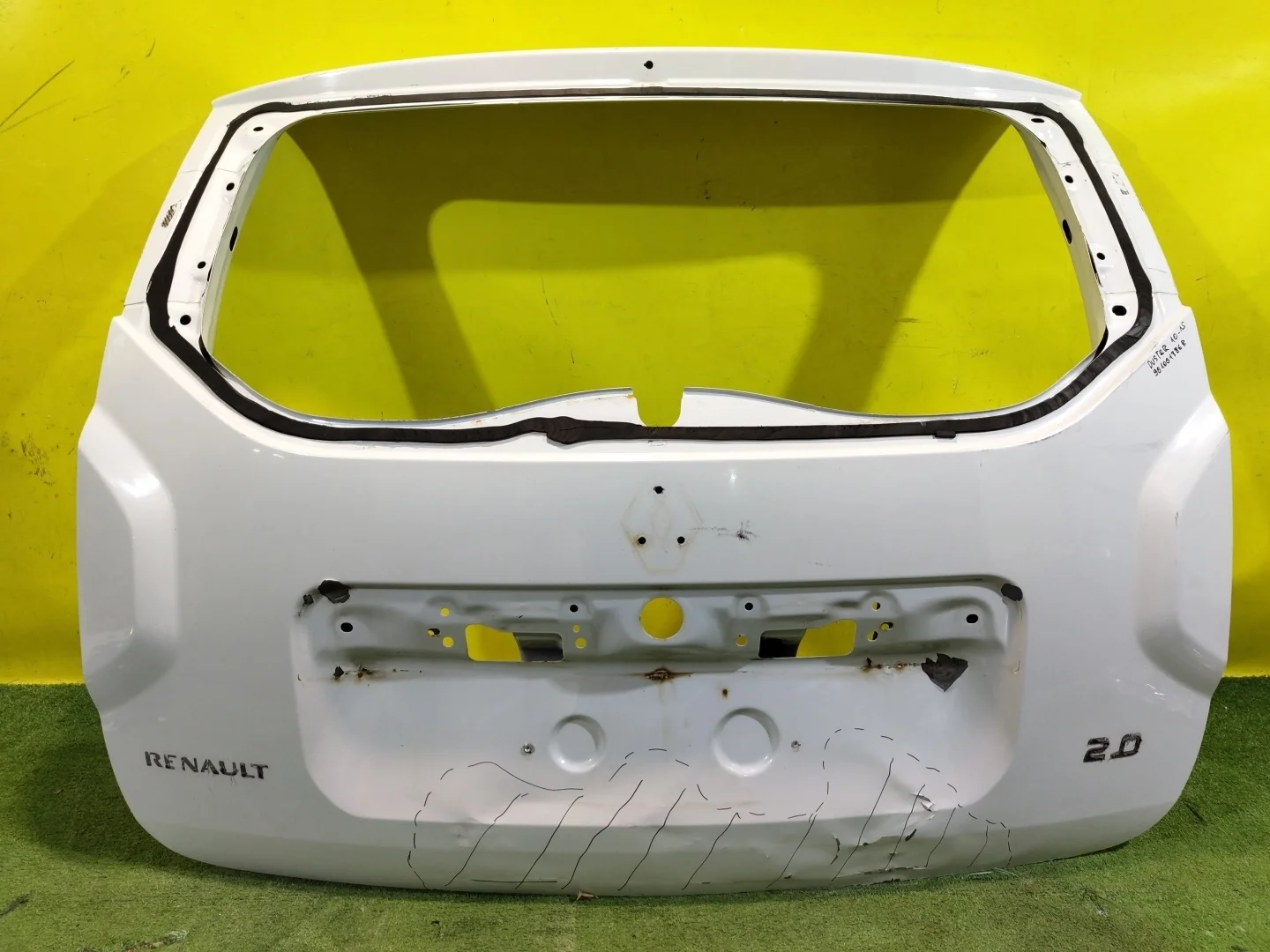 Дверь багажника Renault Duster 2010