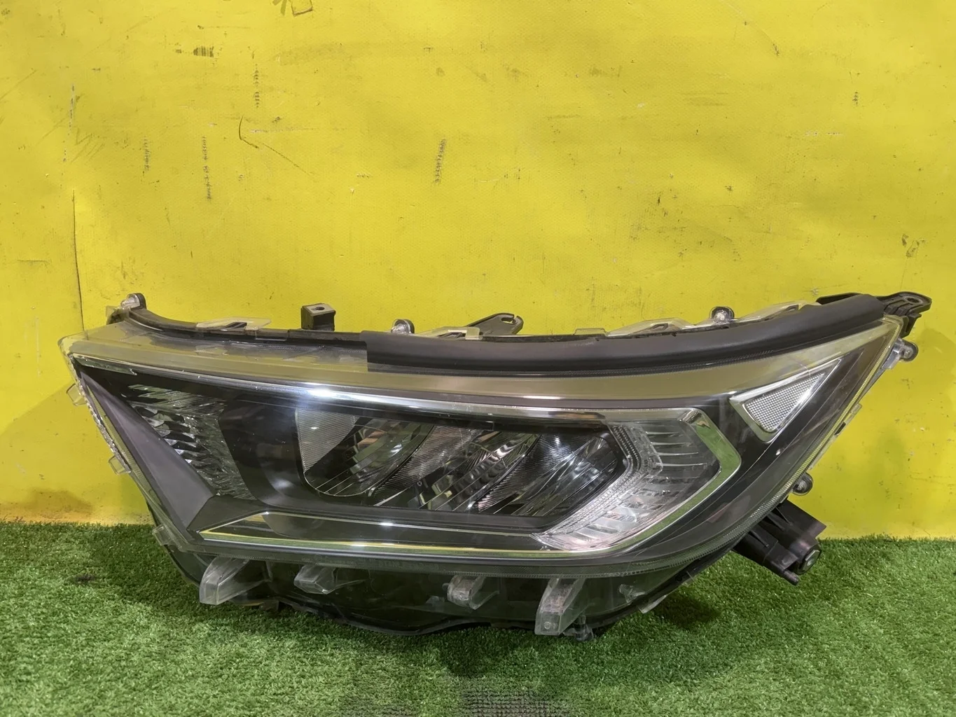 Фара левая LED Toyota RAV4 2018