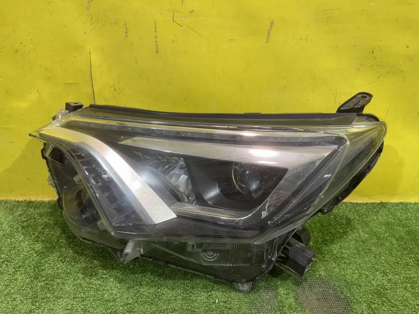 Фара левая LED Toyota RAV4 2015