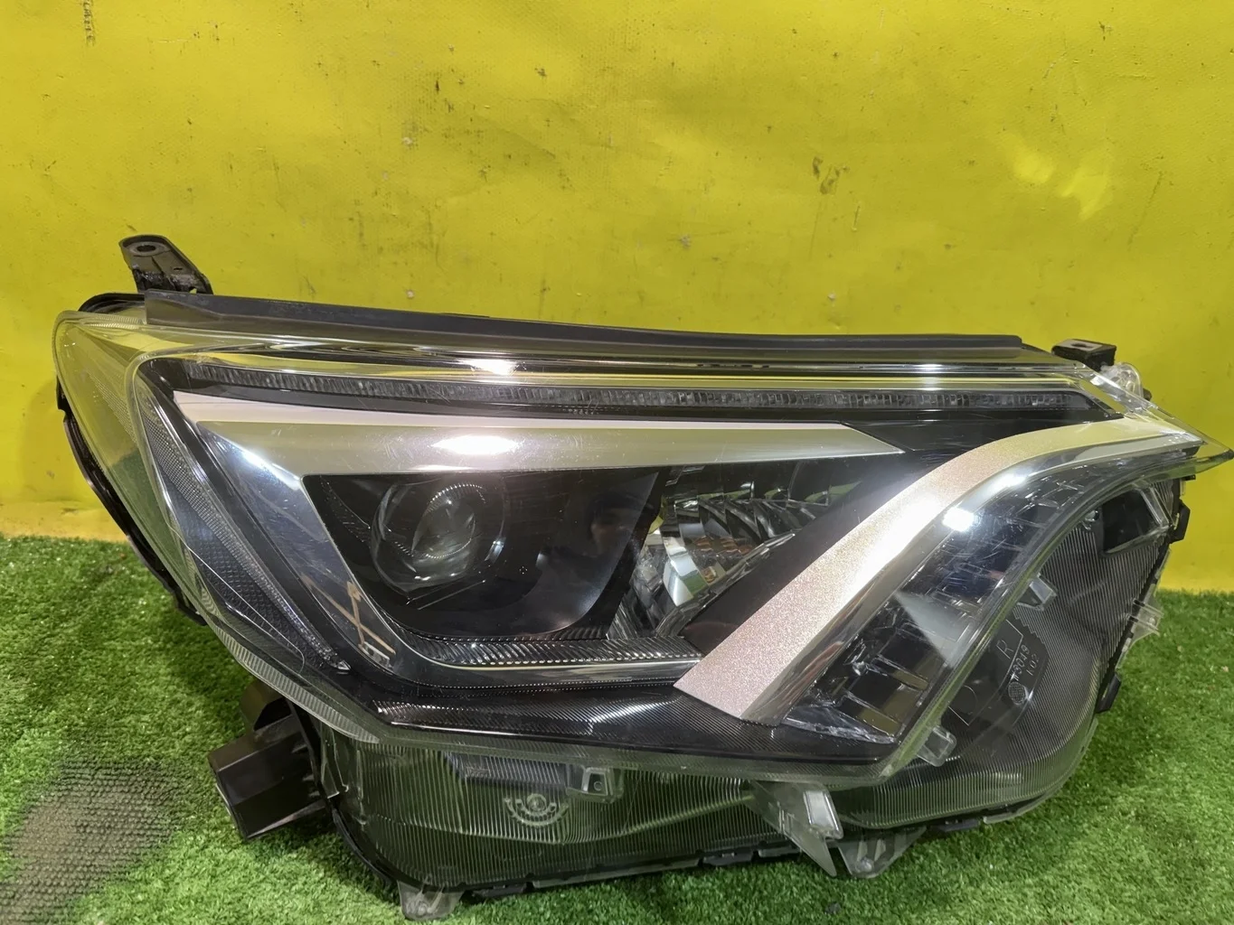 Фара правая LED Toyota RAV4 2015