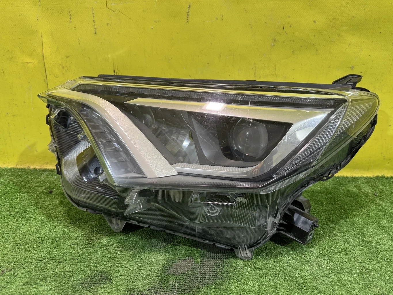 Фара левая LED Toyota RAV4 2015