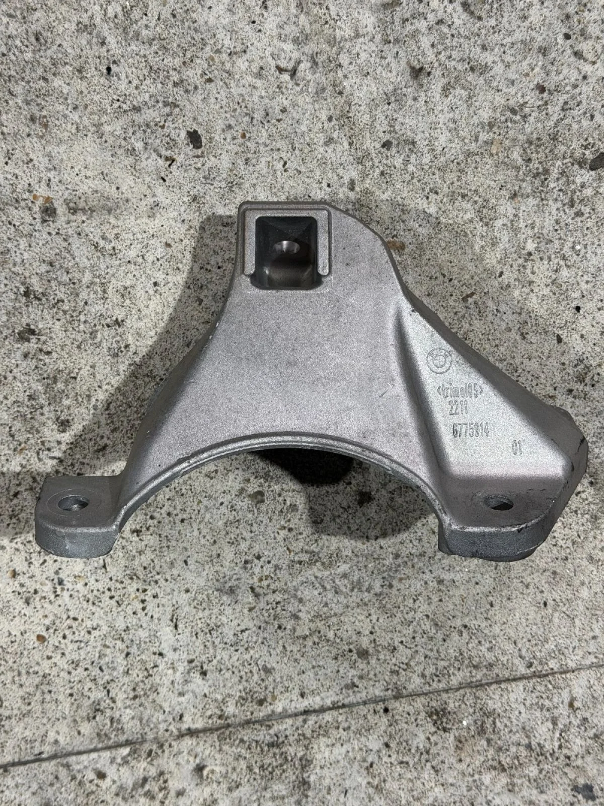 Кронштейн двигателя правый BMW N52B25 N52B30