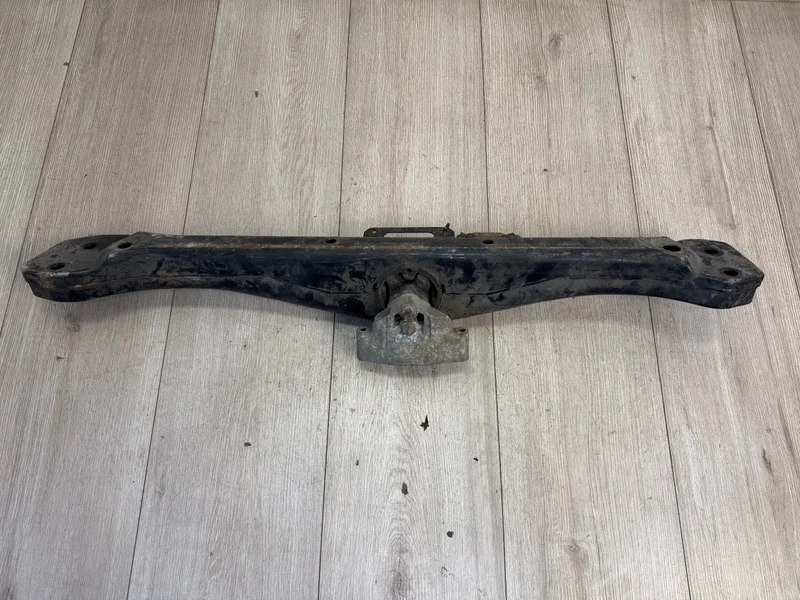 Балка крепления раздатки VW Touareg 1 2003-2010 7L