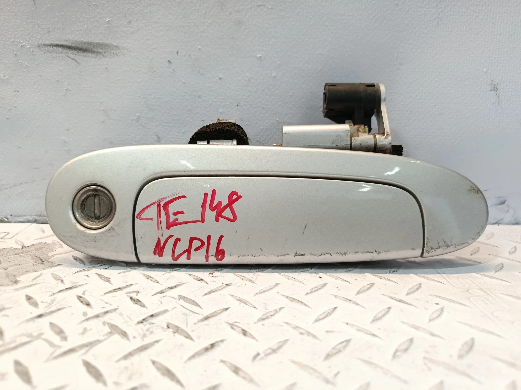 РУЧКА ДВЕРИ ВНЕШНЯЯ TOYOTA ПЕРЕДНЯЯ ПРАВАЯ 6921052010  серебро, 199 TE148Z