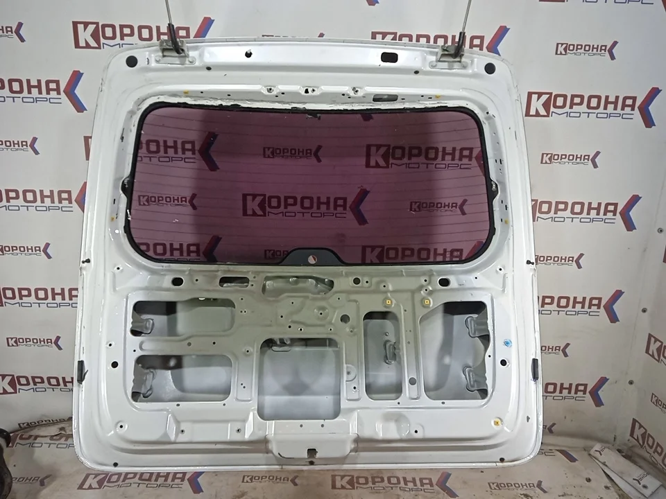 Крышка багажника Б/У Белая мелкие потёртости царапины