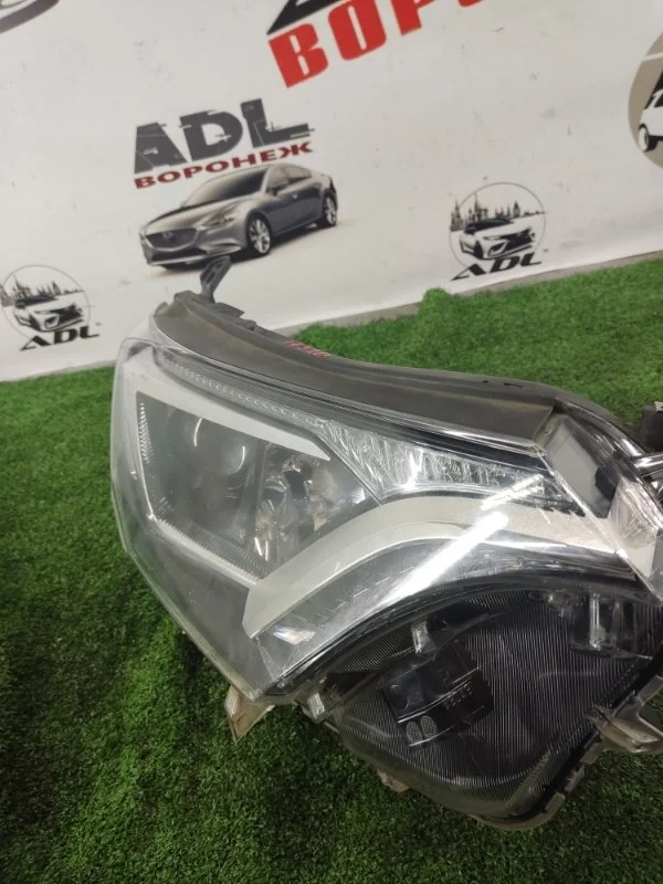 Фара галоген Toyota RAV4 2015-2019 8113042650 40, правая