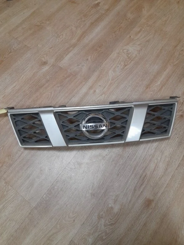 Решетка радиатора Nissan X-Trail 2007-2015 62310JG50A T31, передняя
