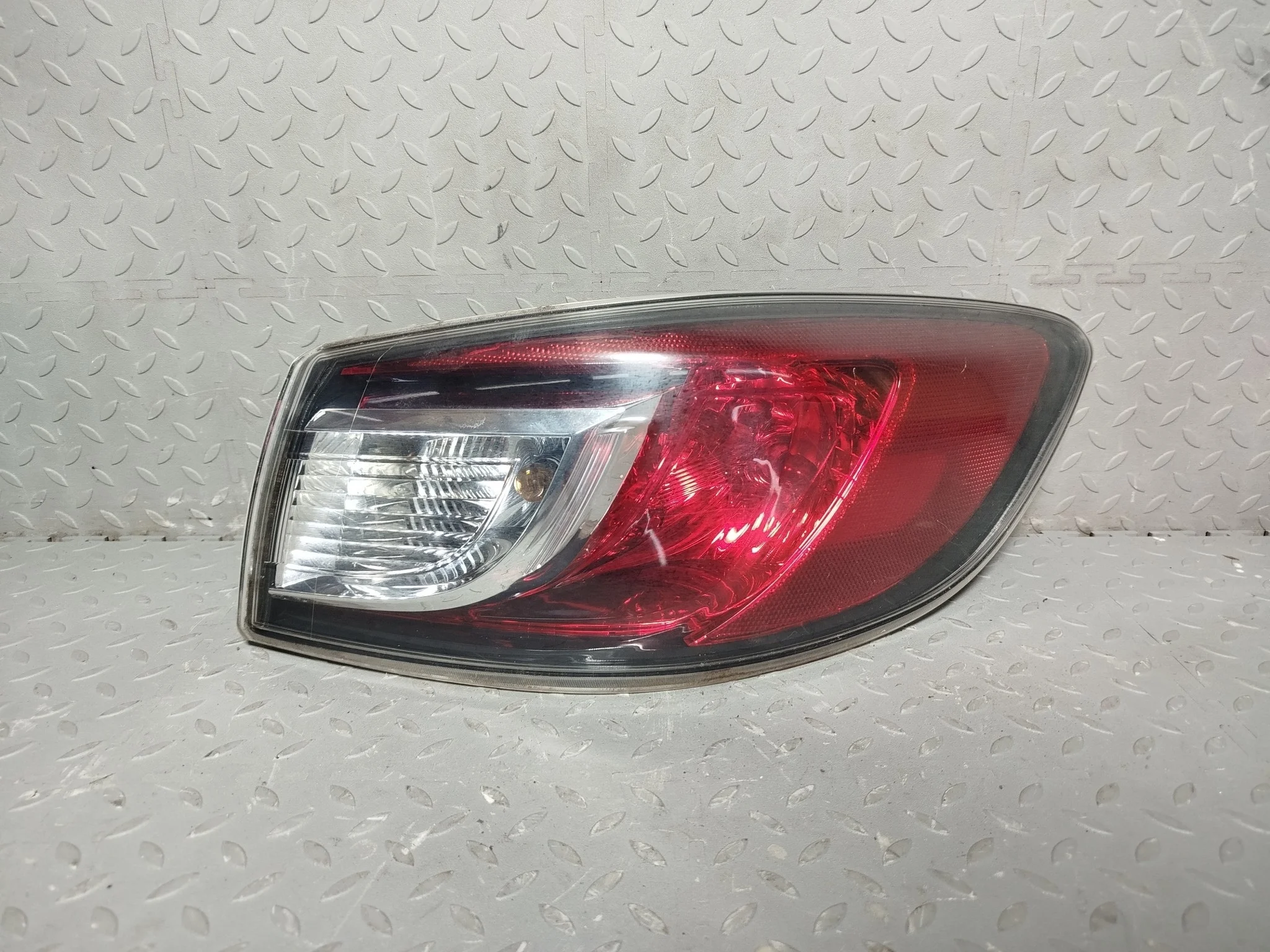 ФОНАРЬ MAZDA ПРАВЫЙ BBP251150E  S3982