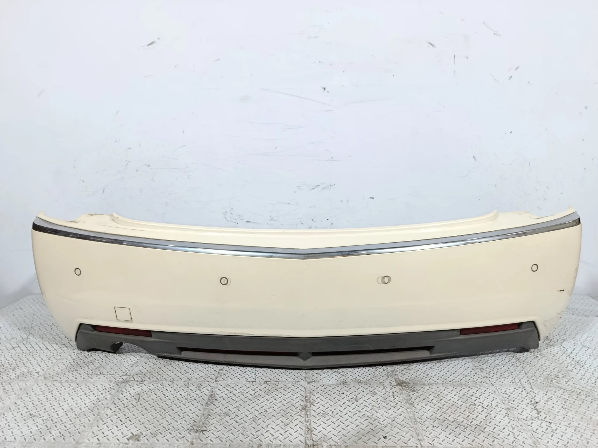 БАМПЕР CADILLAC CTS 15896230 ЗАДНИЙ  белый KE808