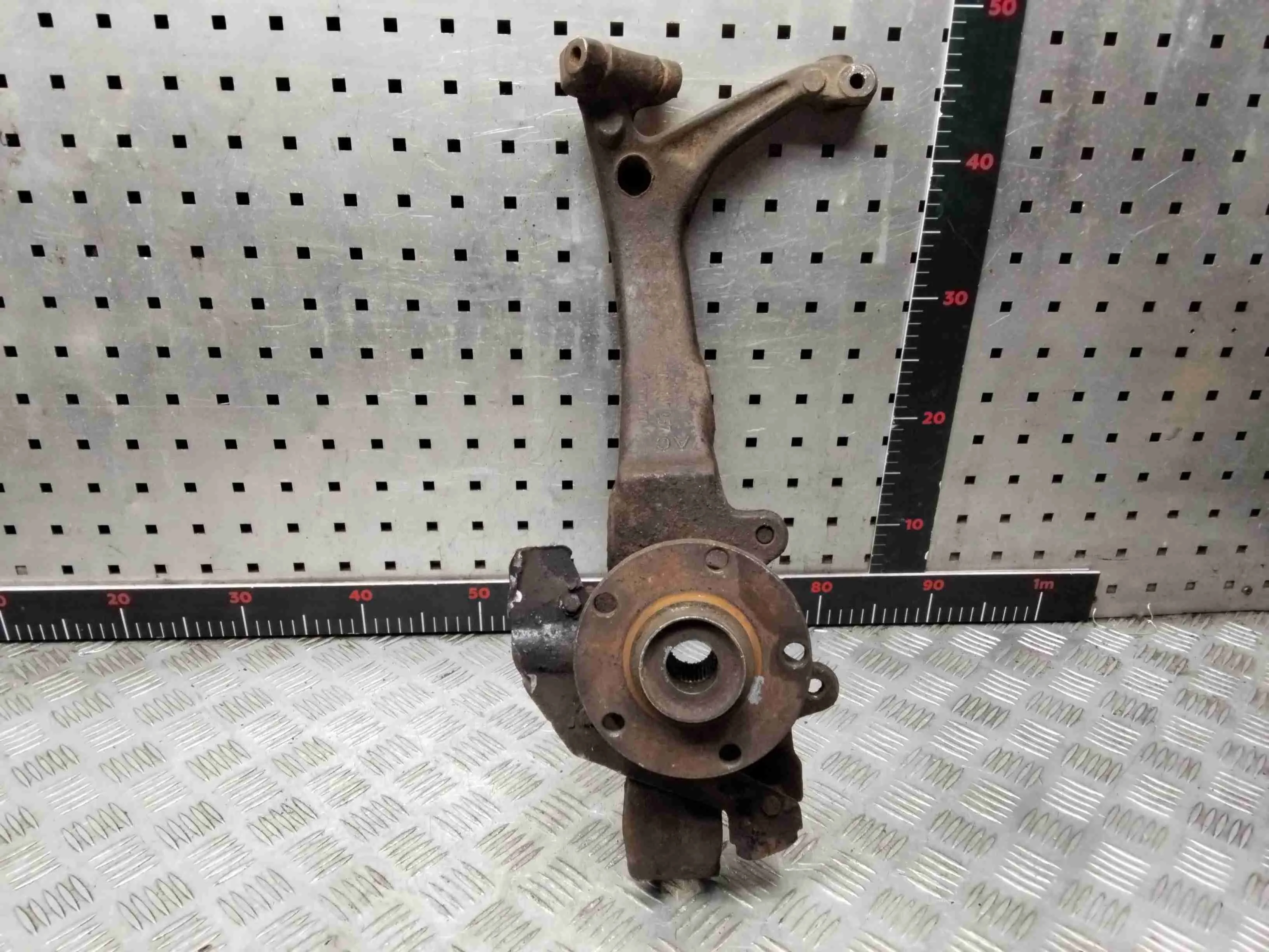Кулак поворотный левый Audi A4 A4 B5 (8D) 1994-1999 1997 1,9 TDi Дизель МКПП 5ст. Седан.