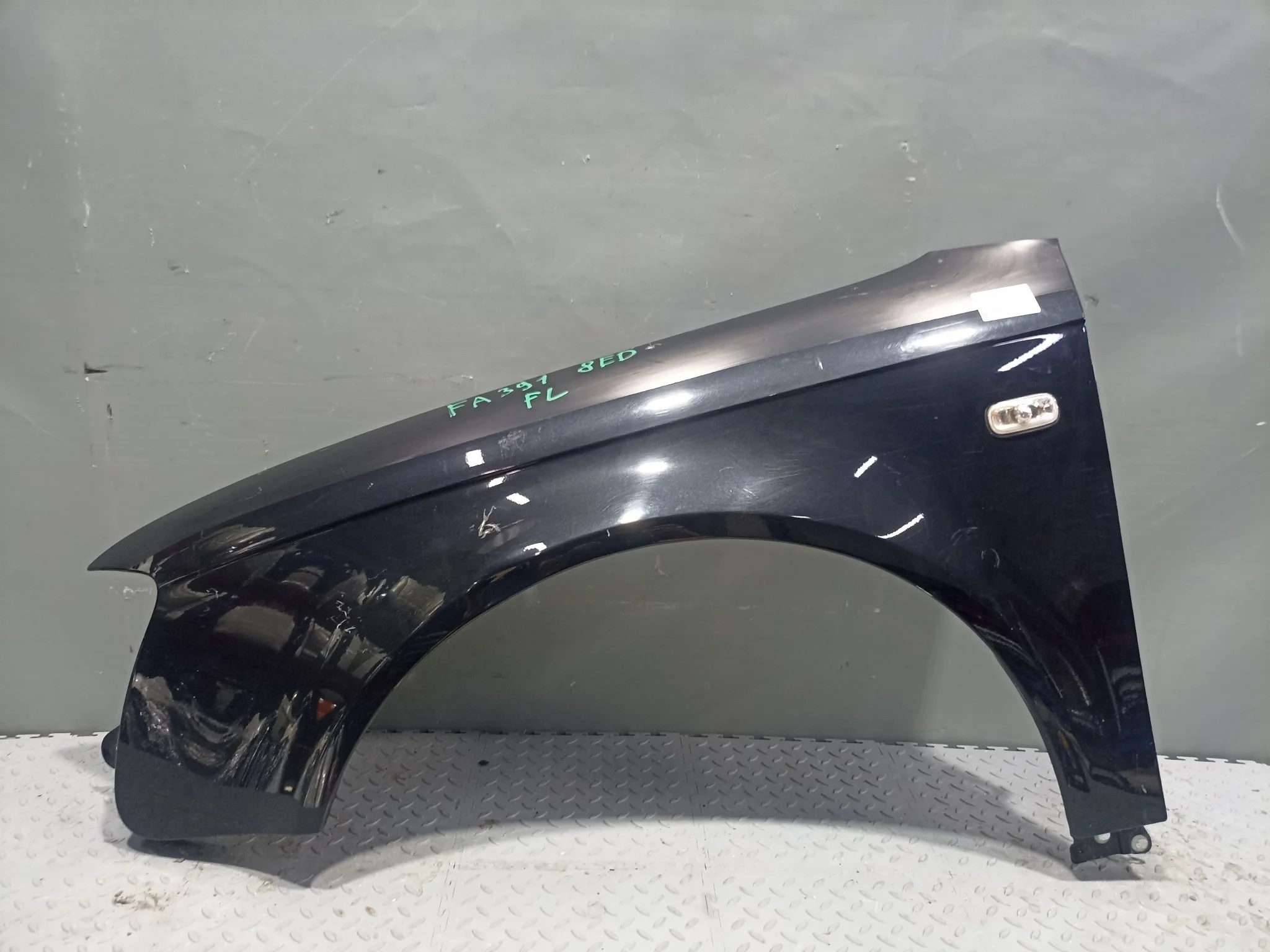 КРЫЛО AUDI A4 8E0821105F ПЕРЕДНЕЕ ЛЕВОЕ  черный, LZ9Y FA391