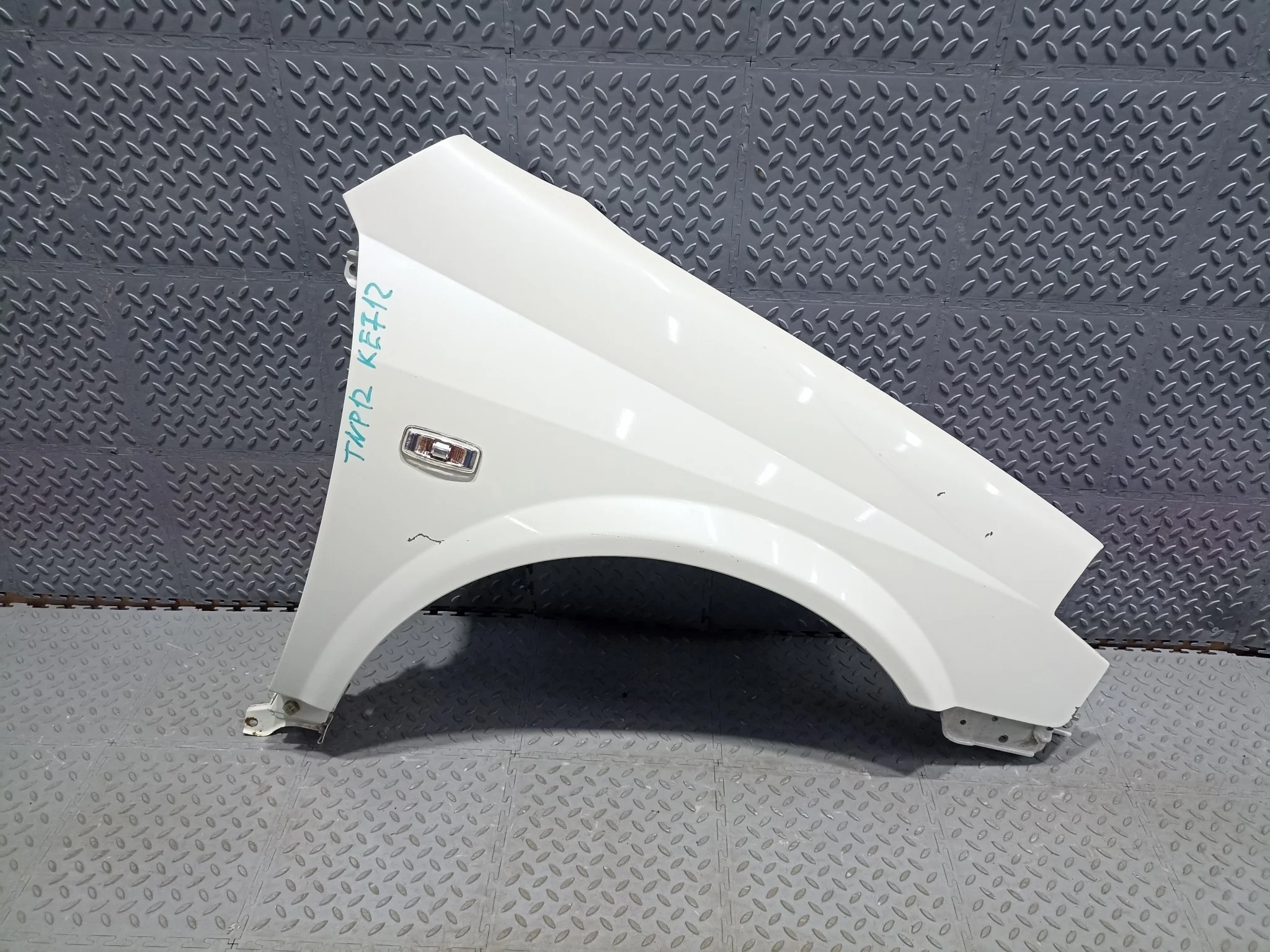 КРЫЛО NISSAN PRIMERA 63100AU030 ПЕРЕДНЕЕ ПРАВОЕ  белый, QX1 KE712