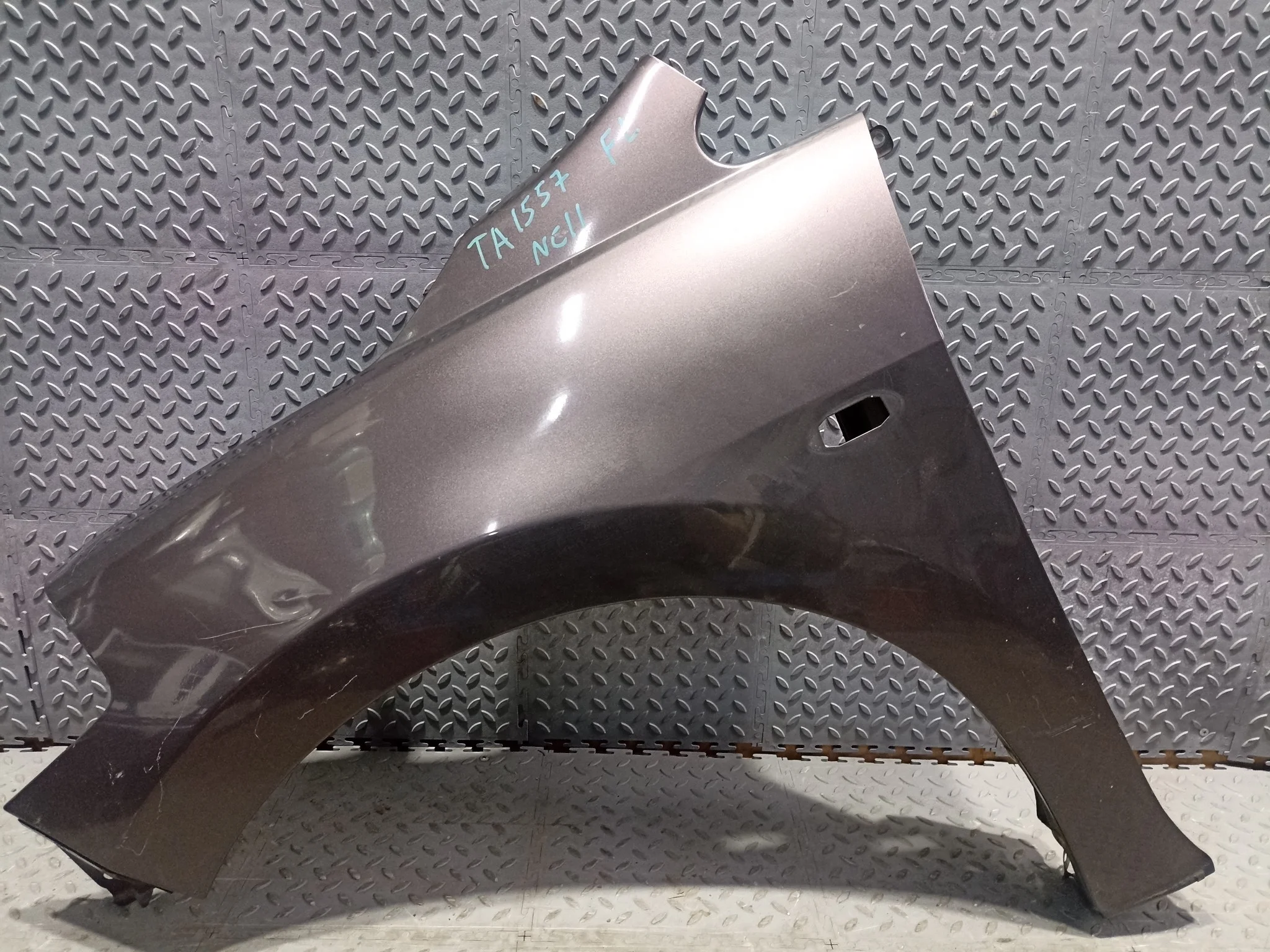 КРЫЛО NISSAN TIIDA TIIDA LATIO 63101ED030 ПЕРЕДНЕЕ ЛЕВОЕ  коричневый, L60 TA1557