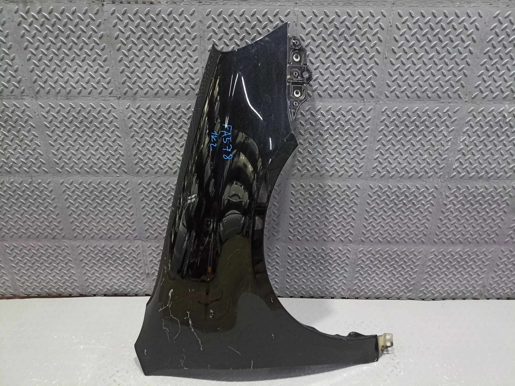 КРЫЛО VOLKSWAGEN GOLF JETTA 1K5821022A ПЕРЕДНЕЕ ПРАВОЕ  черный FA578