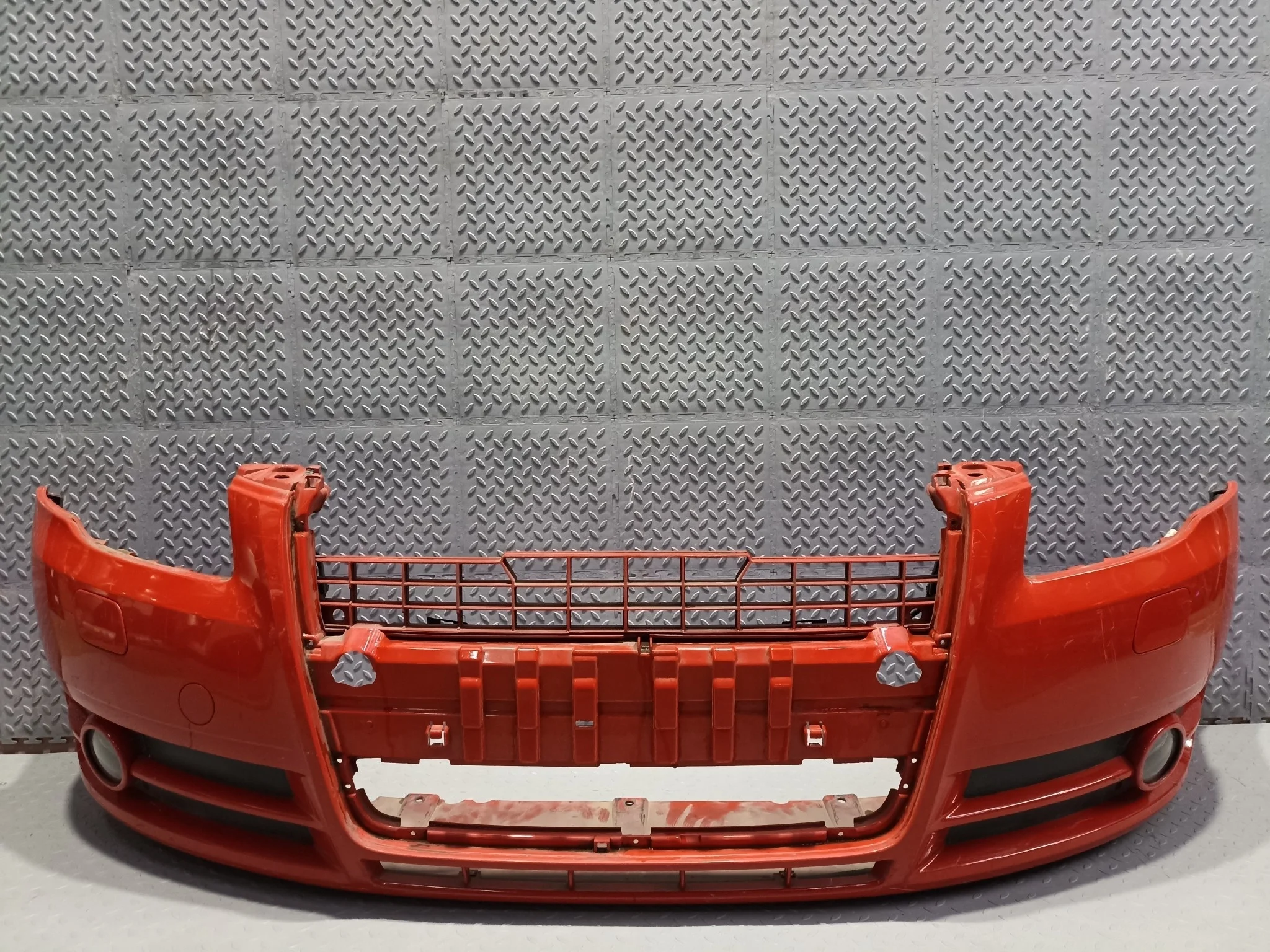 БАМПЕР AUDI A4 8E0807105 ПЕРЕДНИЙ  красный NA8285
