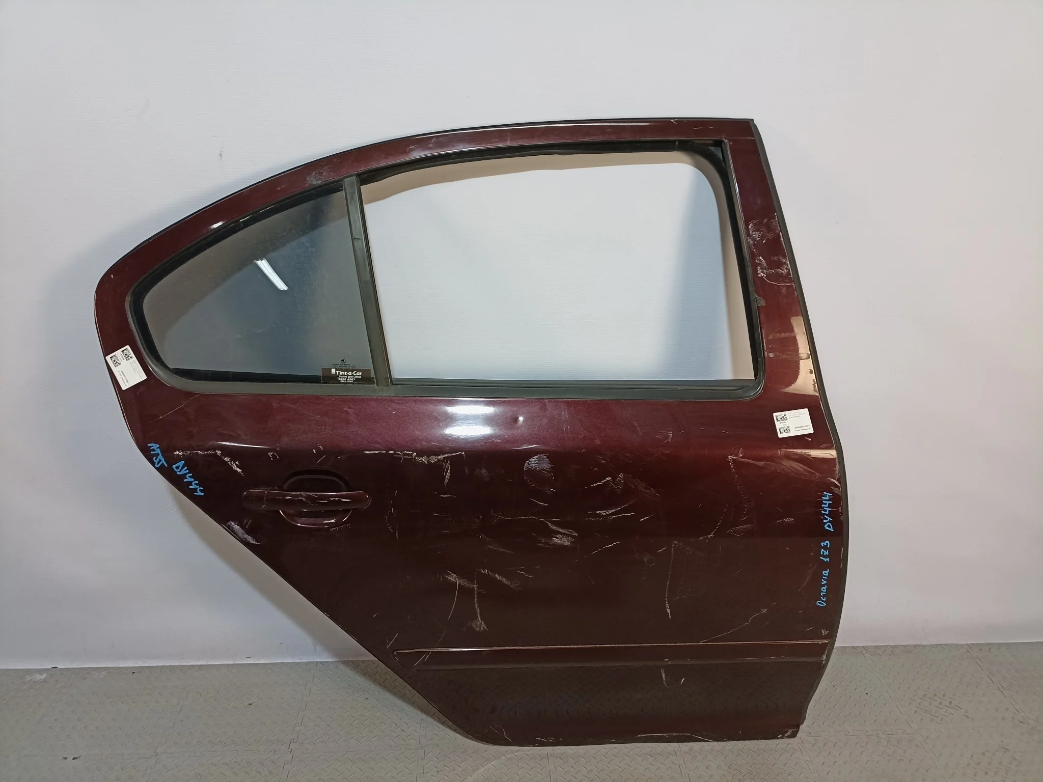 ДВЕРЬ SKODA OCTAVIA 1Z5833056 ЗАДНЯЯ ПРАВАЯ  бордовый DY444