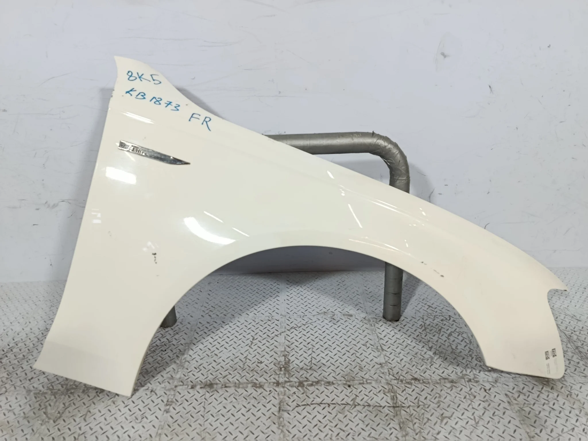 КРЫЛО AUDI A4 8K0821106A ПЕРЕДНЕЕ ПРАВОЕ  белый KB1873