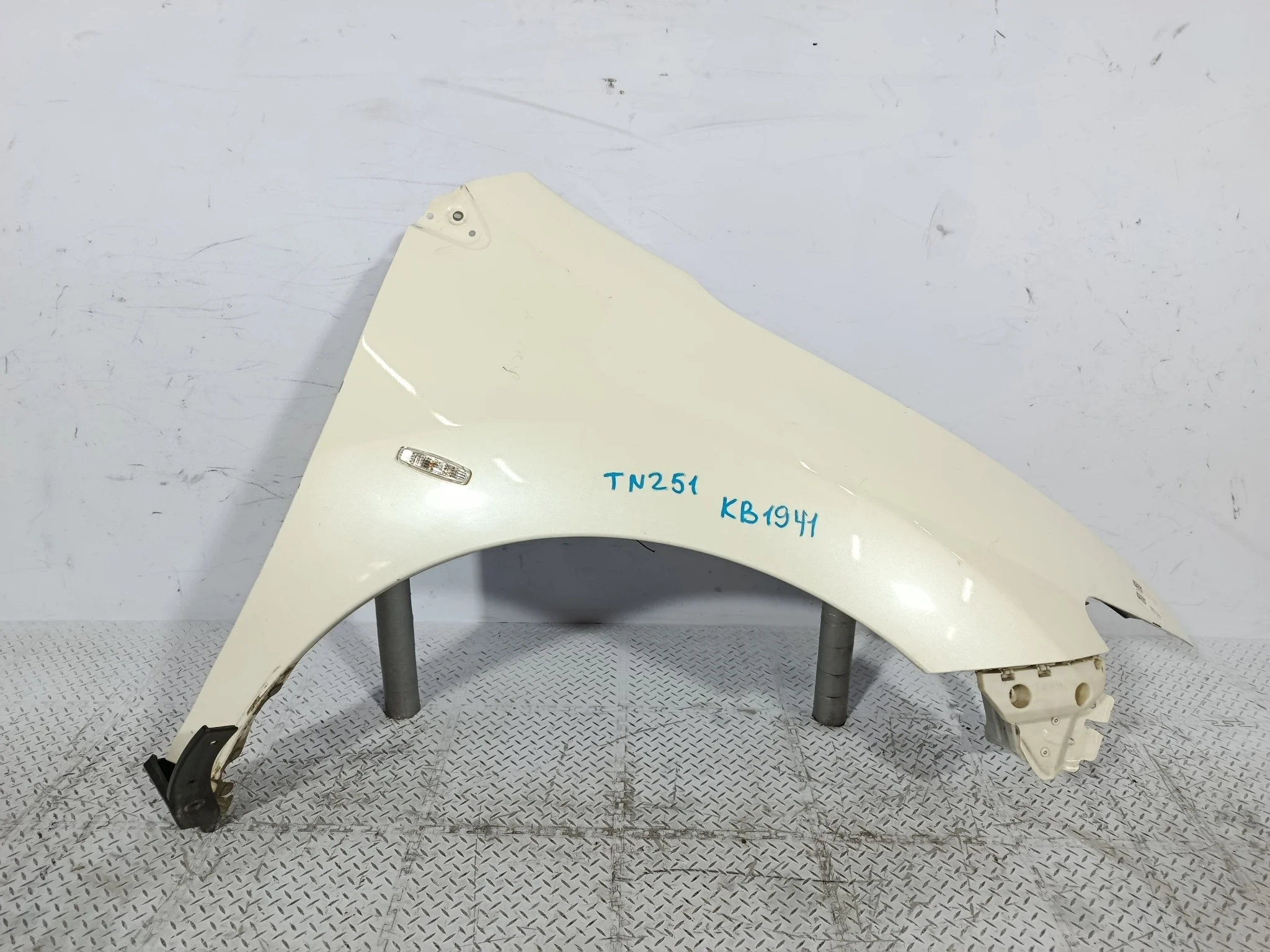 КРЫЛО NISSAN MURANO F31001AAMB ПЕРЕДНЕЕ ПРАВОЕ  белый, QX1 KB1941