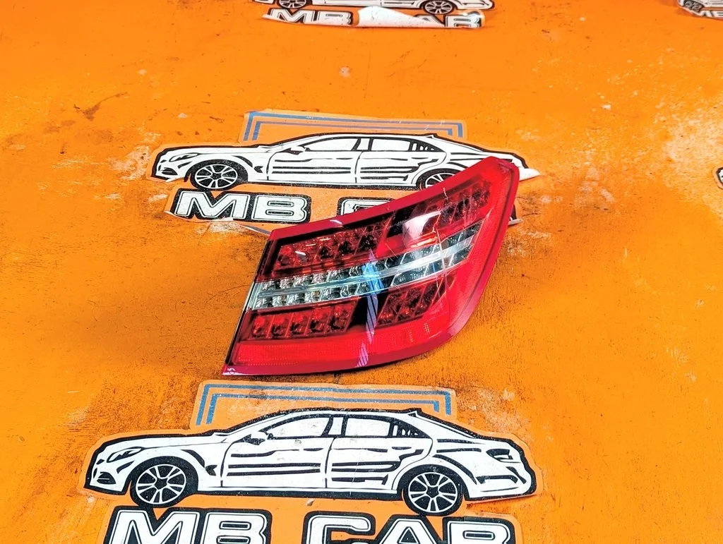 Фонарь задний правый Mercedes-Benz