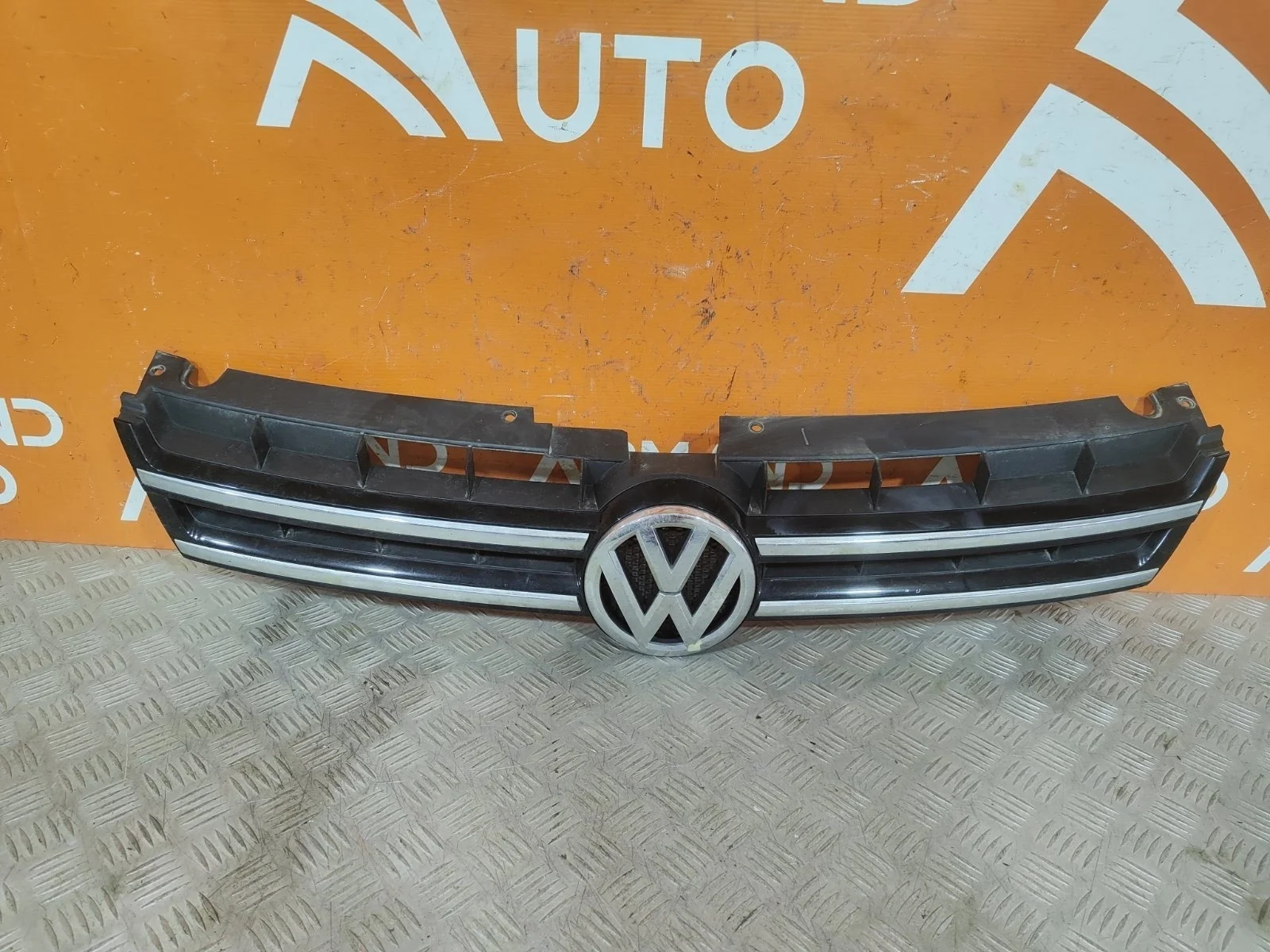 Решетка радиатора Volkswagen Touareg 2010-2014 7P6853651AZLL 2
