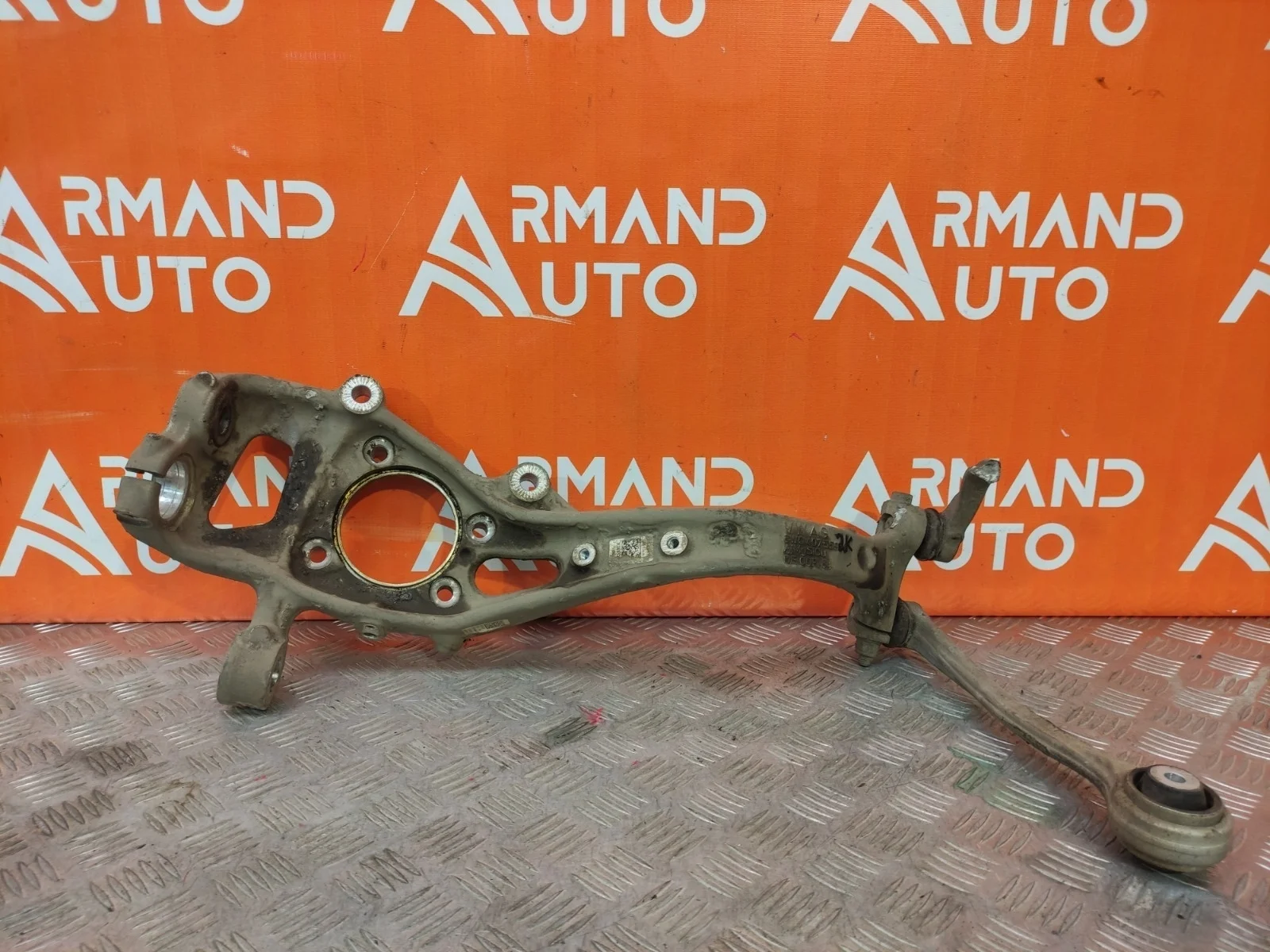 Кулак поворотный Audi A4 2015-2025 8W0407253F 5 B9, передний левый