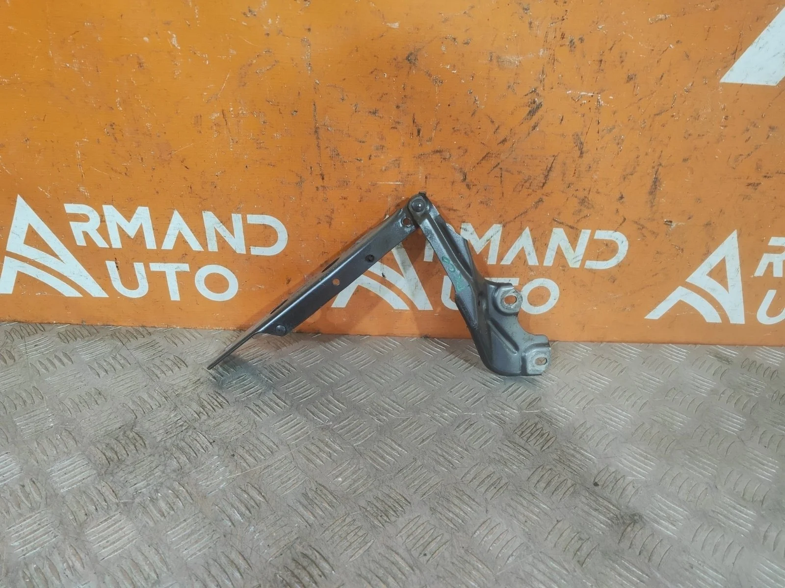 Петля капота Audi A6 2011-2018 4G8823301E 4 C7, левая