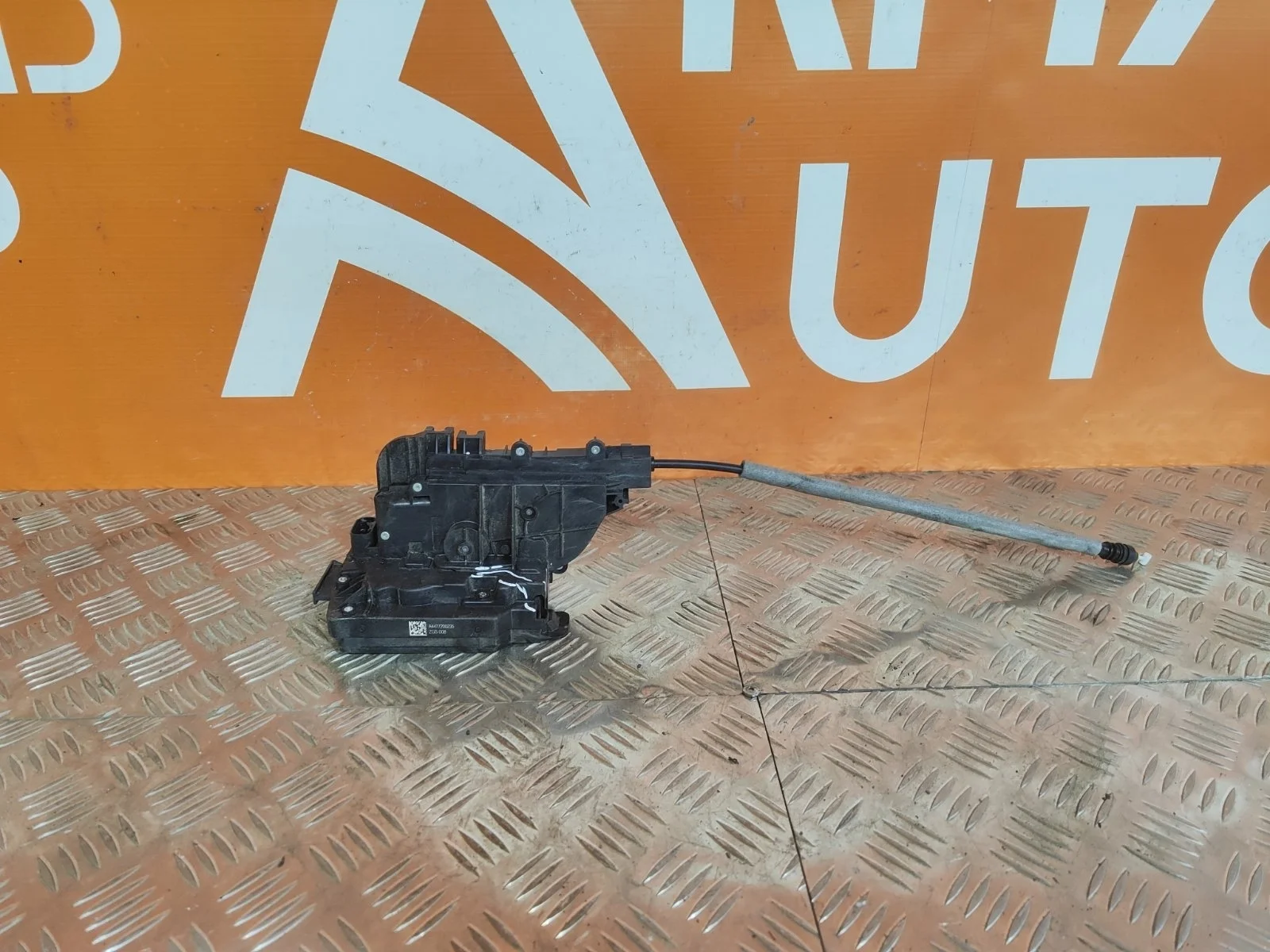 Замок двери Mercedes V-Class 2014-нв A4477200235 W447, передний правый