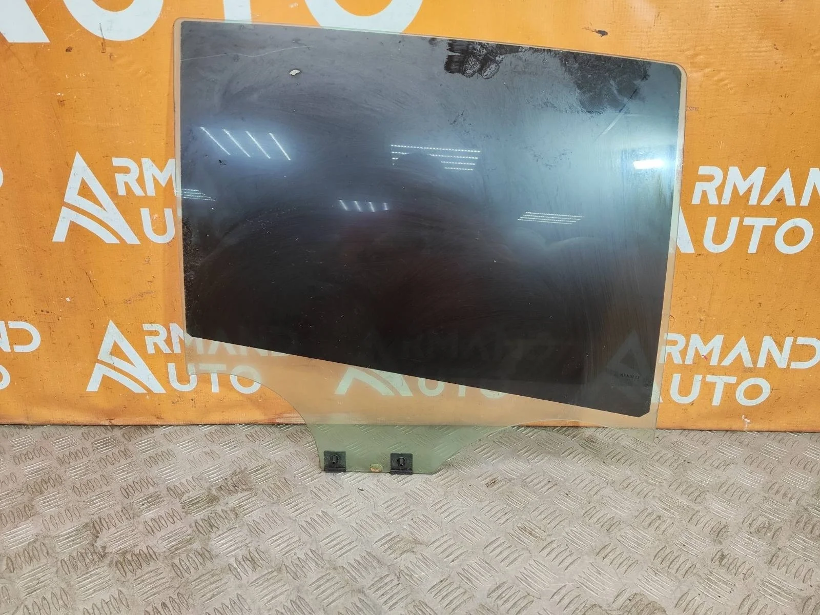 Стекло двери Renault Sandero 2013-2022 823005206R 2, заднее правое