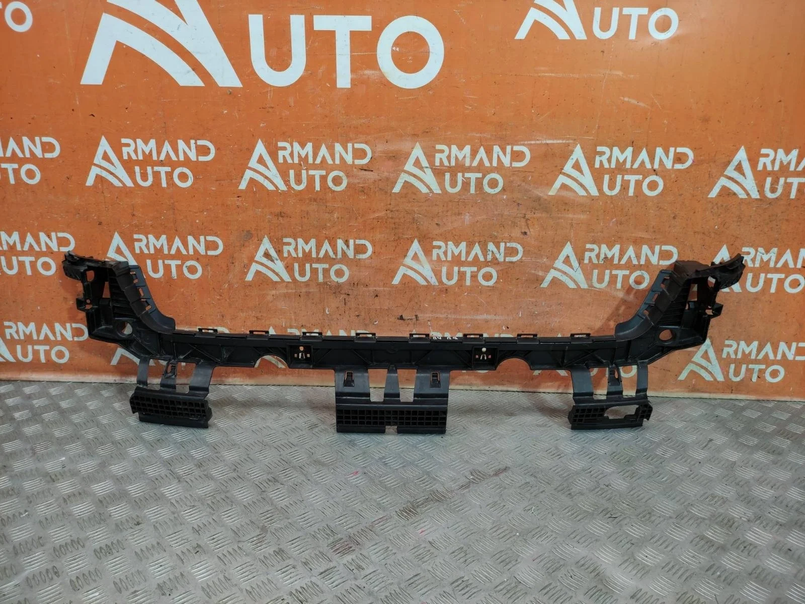 Кронштейн бампера центральный Audi A4 2015-2020 8W5807067DGRU 5 B9, задний