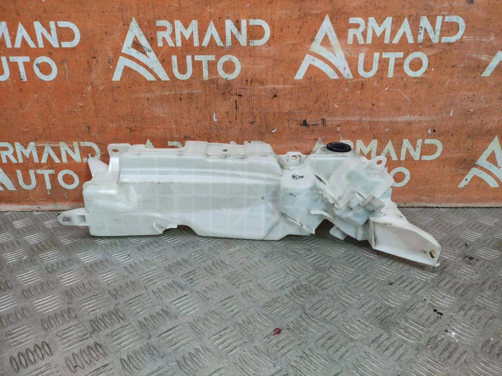 Бачок стеклоомывателя Toyota Land Cruiser 2015-2021 8535560220 200