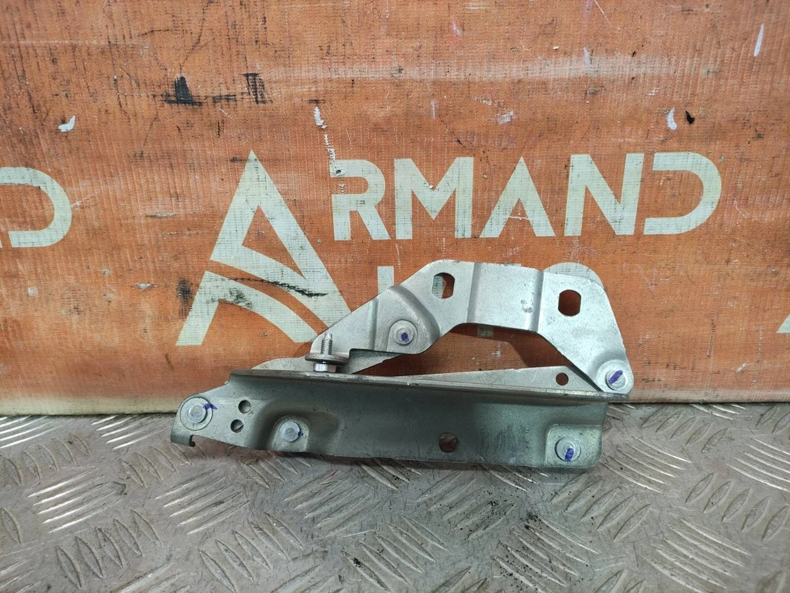 Петля капота Land Rover Range Rover Evoque 2011-2018 LR001565 1 L538, левая