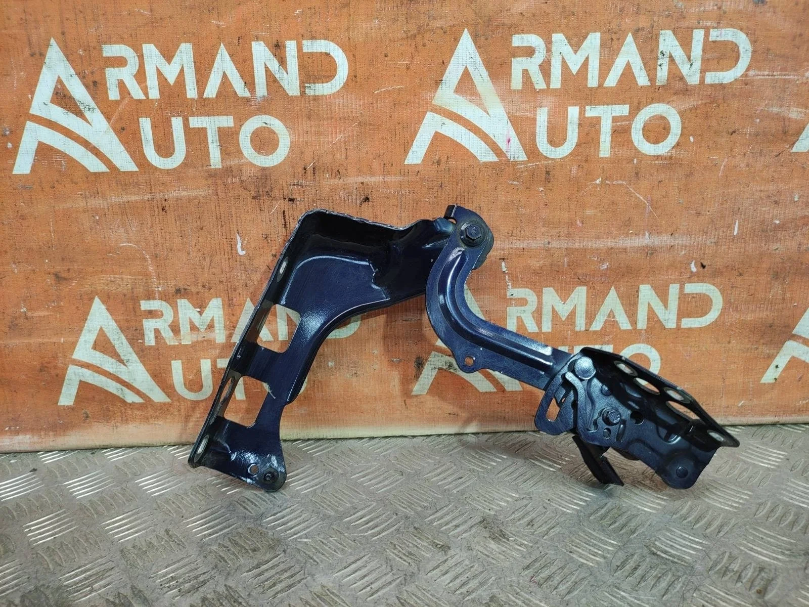 Петля капота Mercedes GLC-Class 2015-2022 A2538800128 X253, левая
