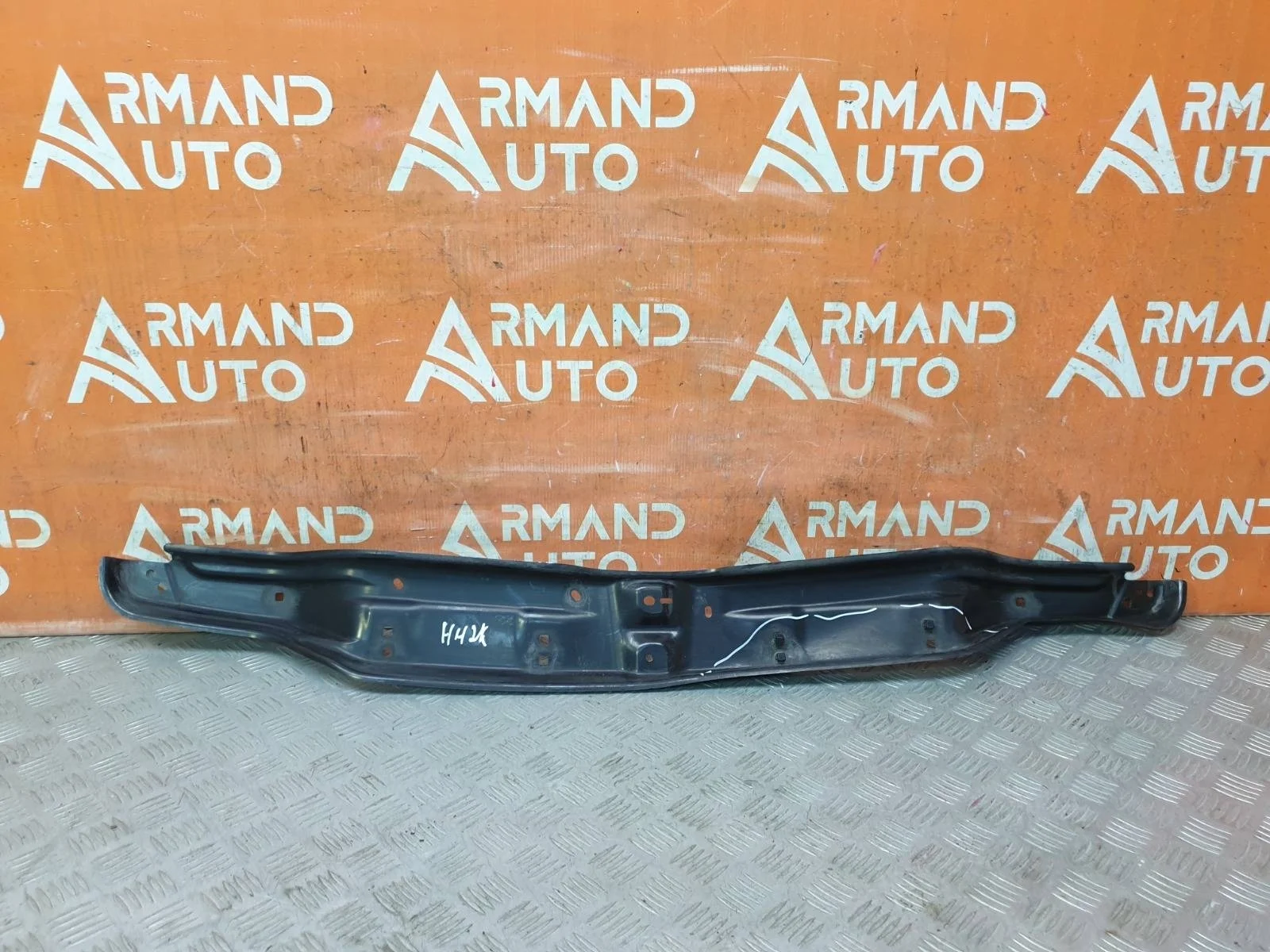 Кронштейн бампера центральный Lexus LX 2015-2023 5252160180 3 URJ200, передний