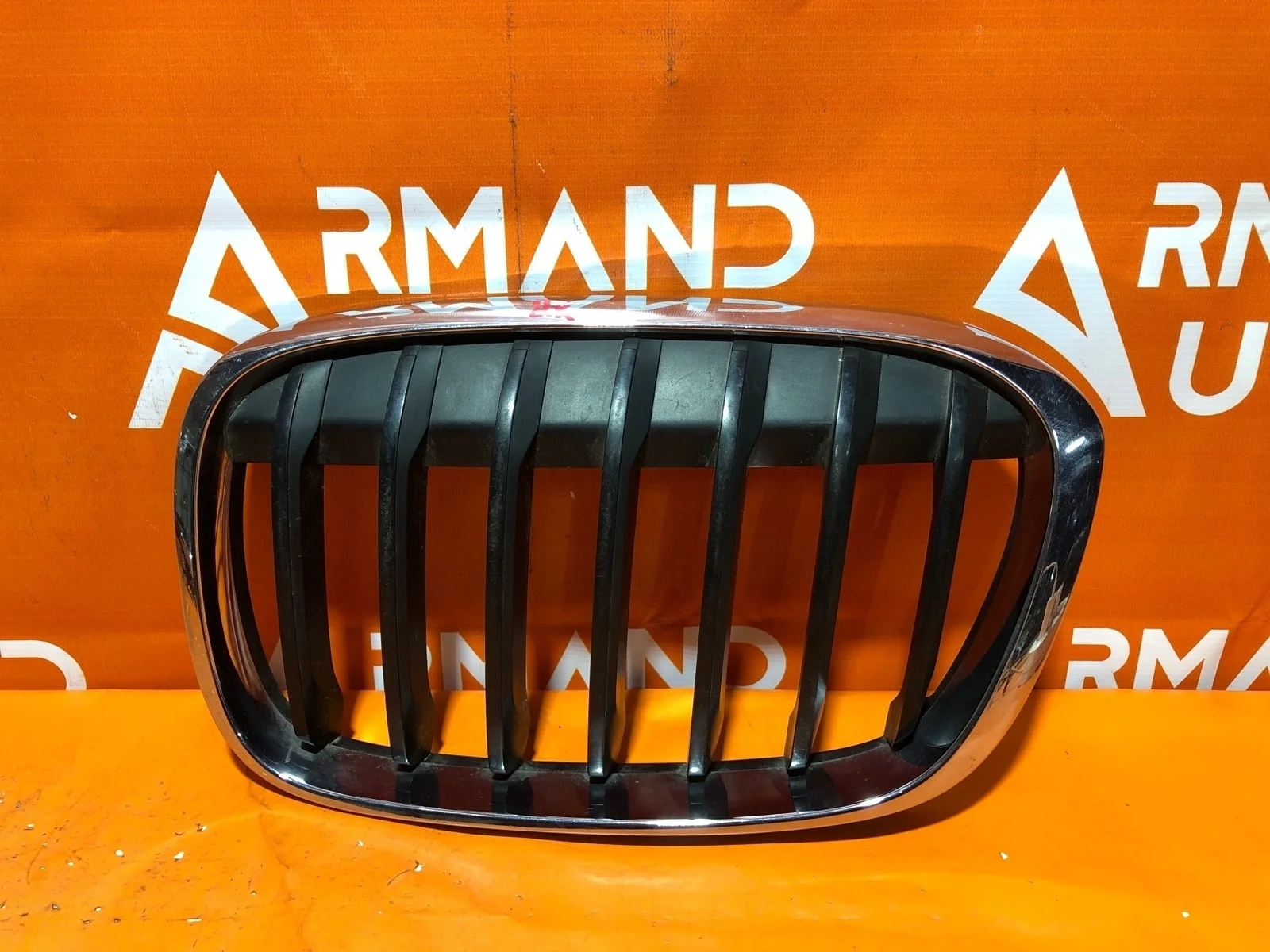 Решетка радиатора BMW X1 2015-2019 51137354823 F48, левая