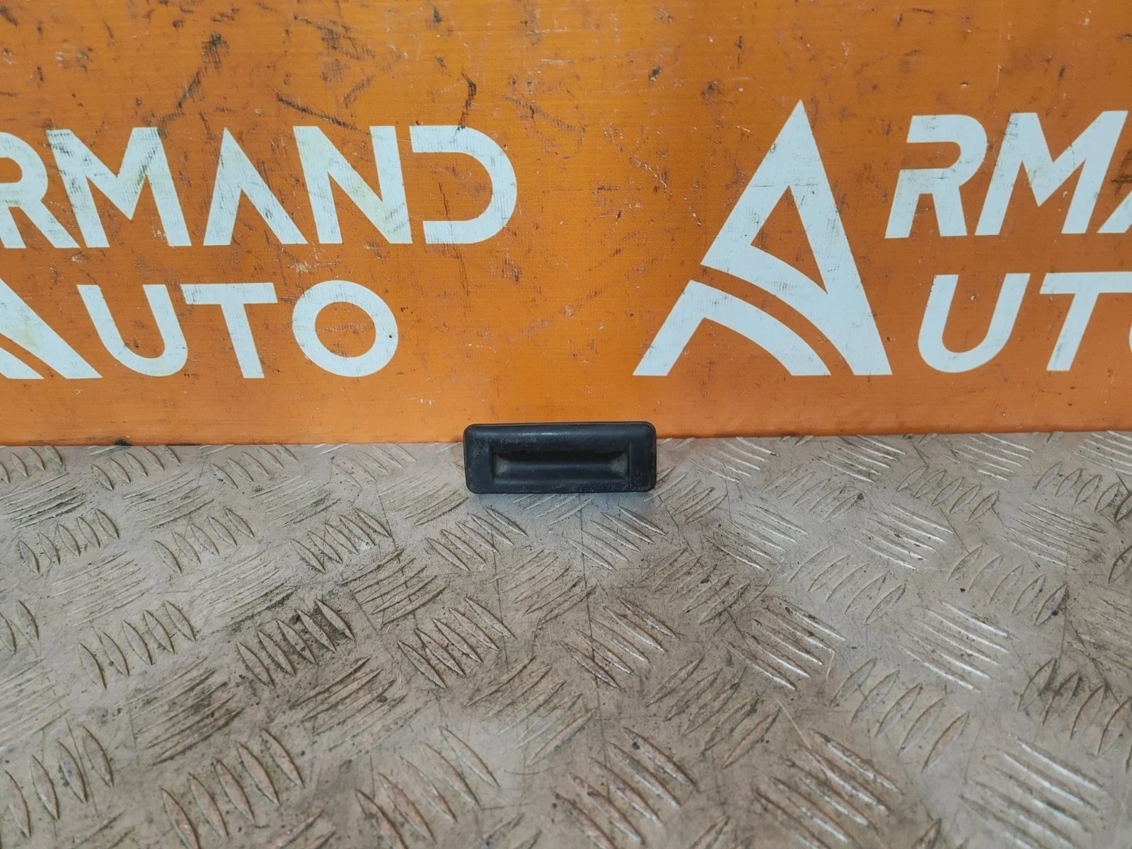 Кнопка открывания багажника Skoda Rapid 2014-2020 5E0827566 1